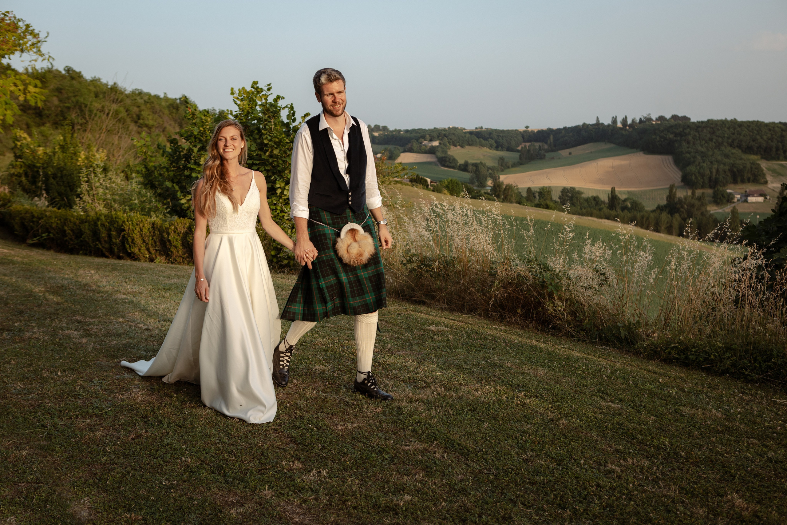 British — scottish wedding in Souquet Hall, Aquitaine, France. Eugenie Smirnova — wedding, corporate and lifestyle photographer in Toulouse and Southwest France