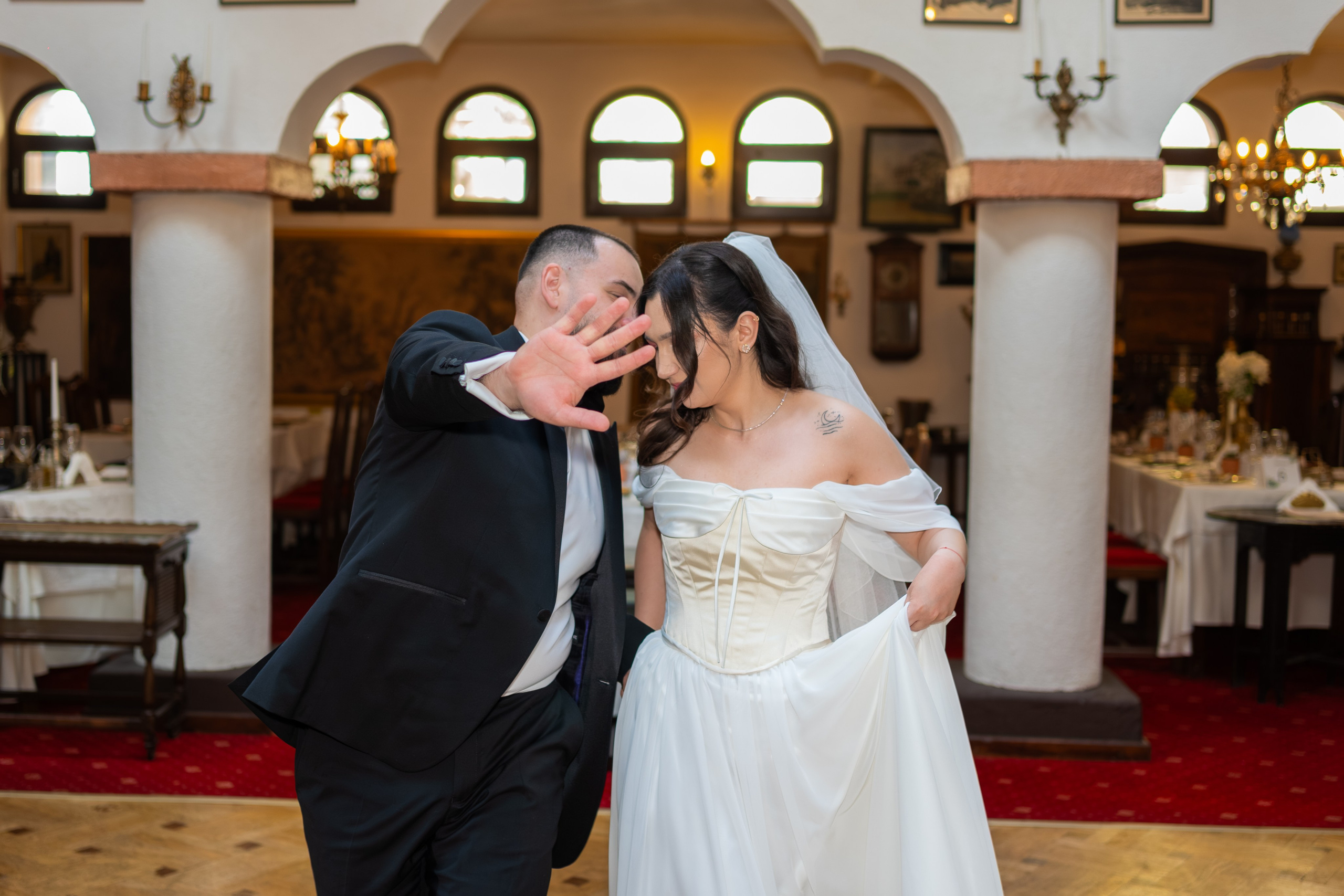 Mire și mireasă la petrecerea de nuntă
