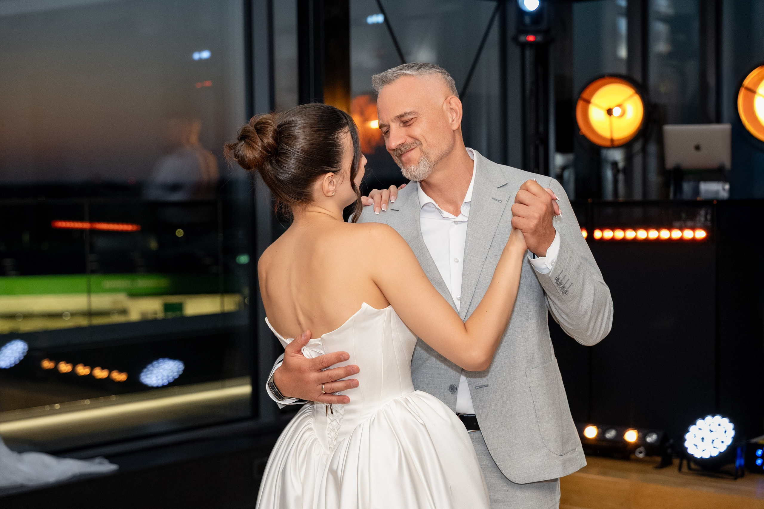 Panna Młoda tańcząca z tatą podczas wesela