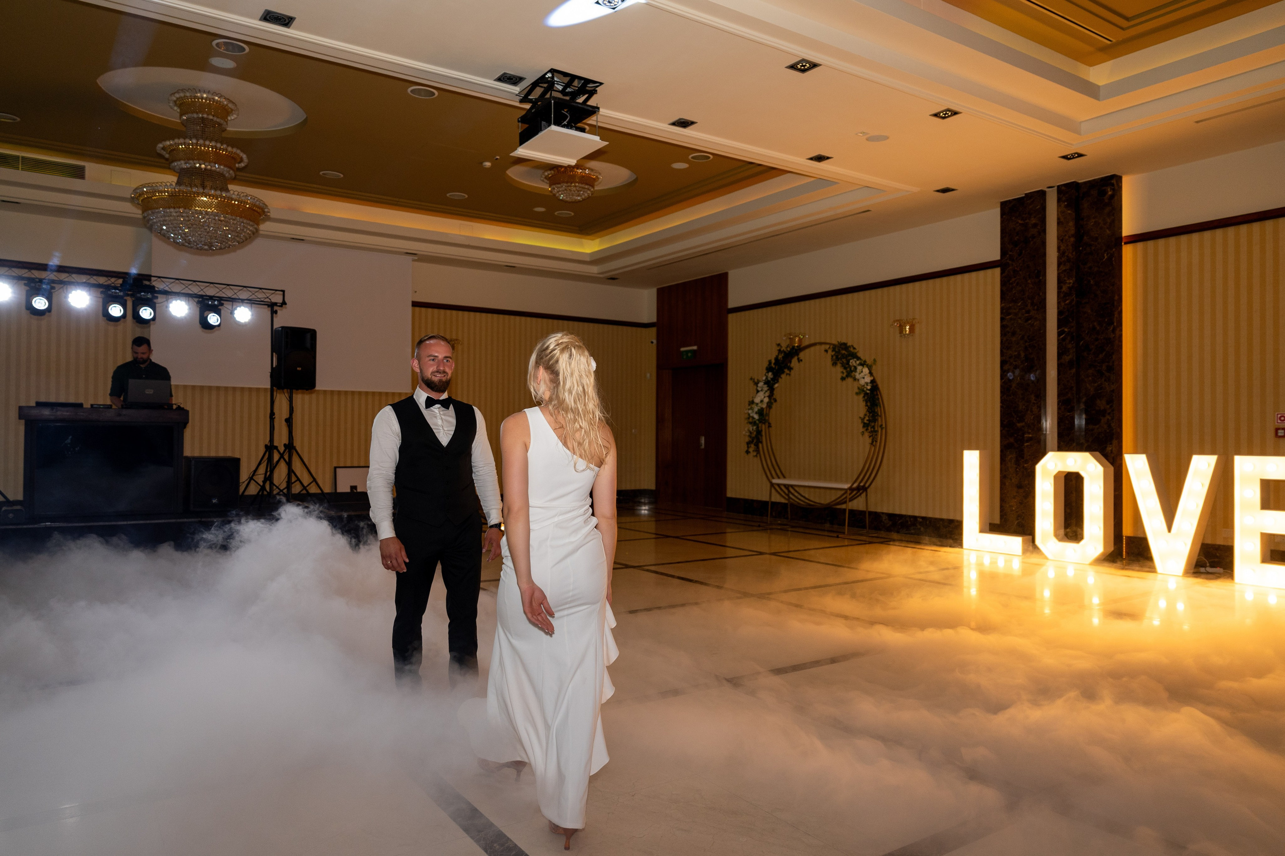 Romantyczne zdjęcie pierwszego tańca w Haston City Hotel we Wrocławiu
