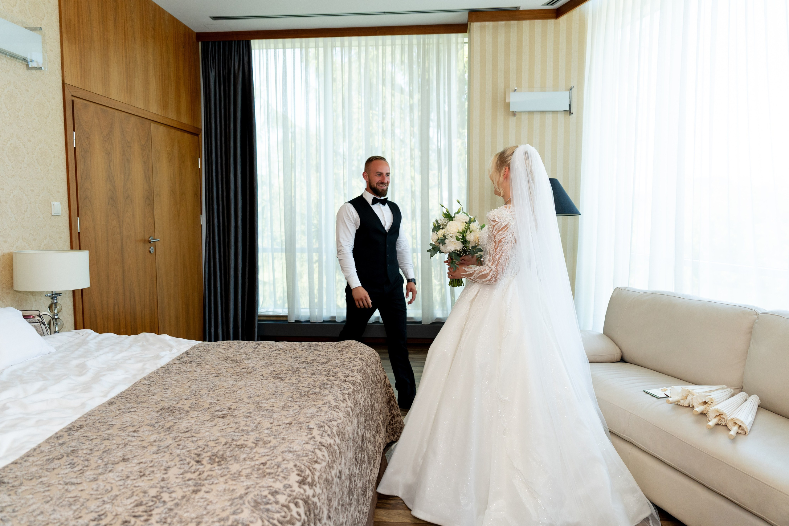 Pan Młody po raz pierwszy widzi Pannę Młodą w Haston City Hotel