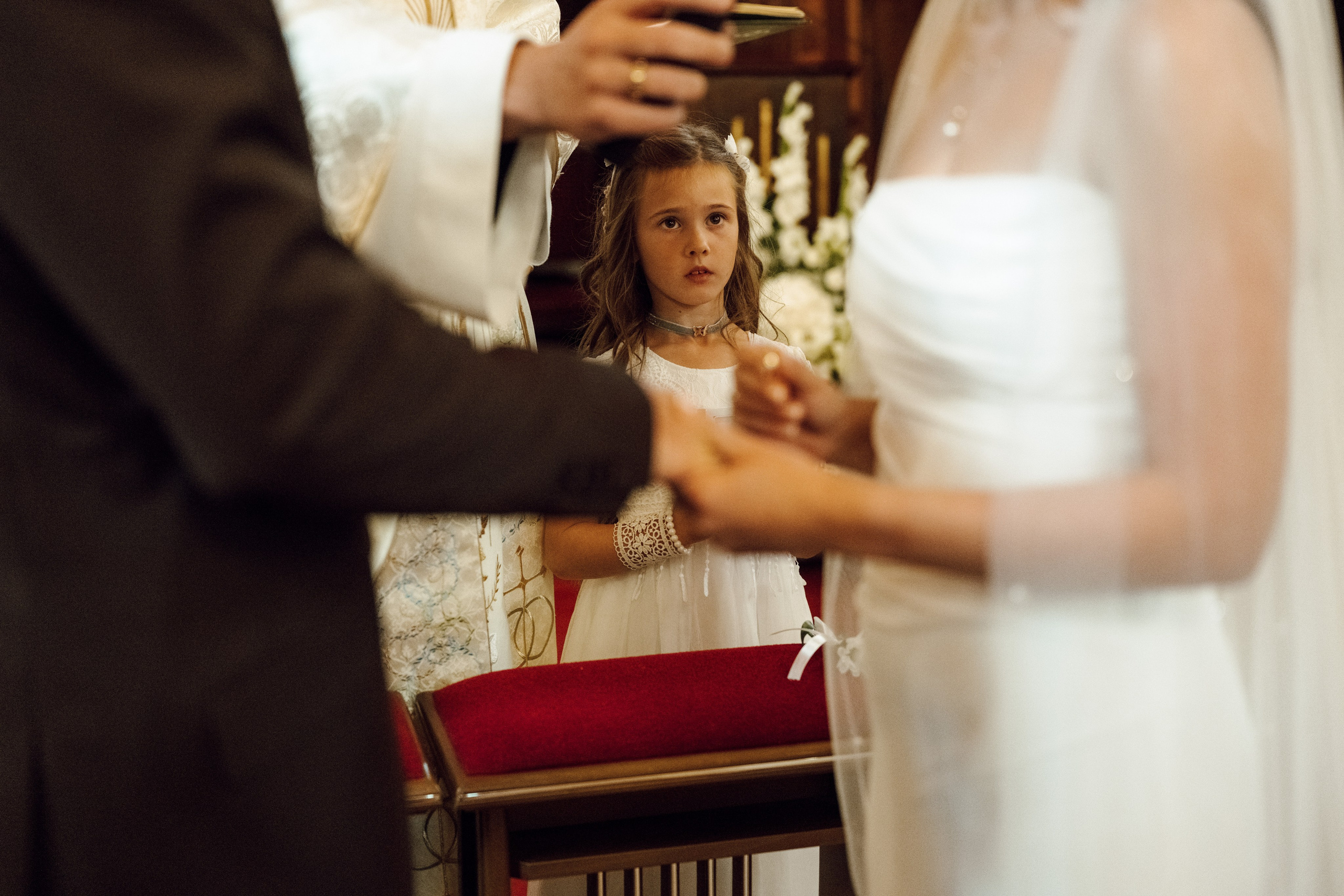 Panna młoda szykująca się do ceremonii – naturalne przygotowania ślubne, fotograf ślubny Poznań.