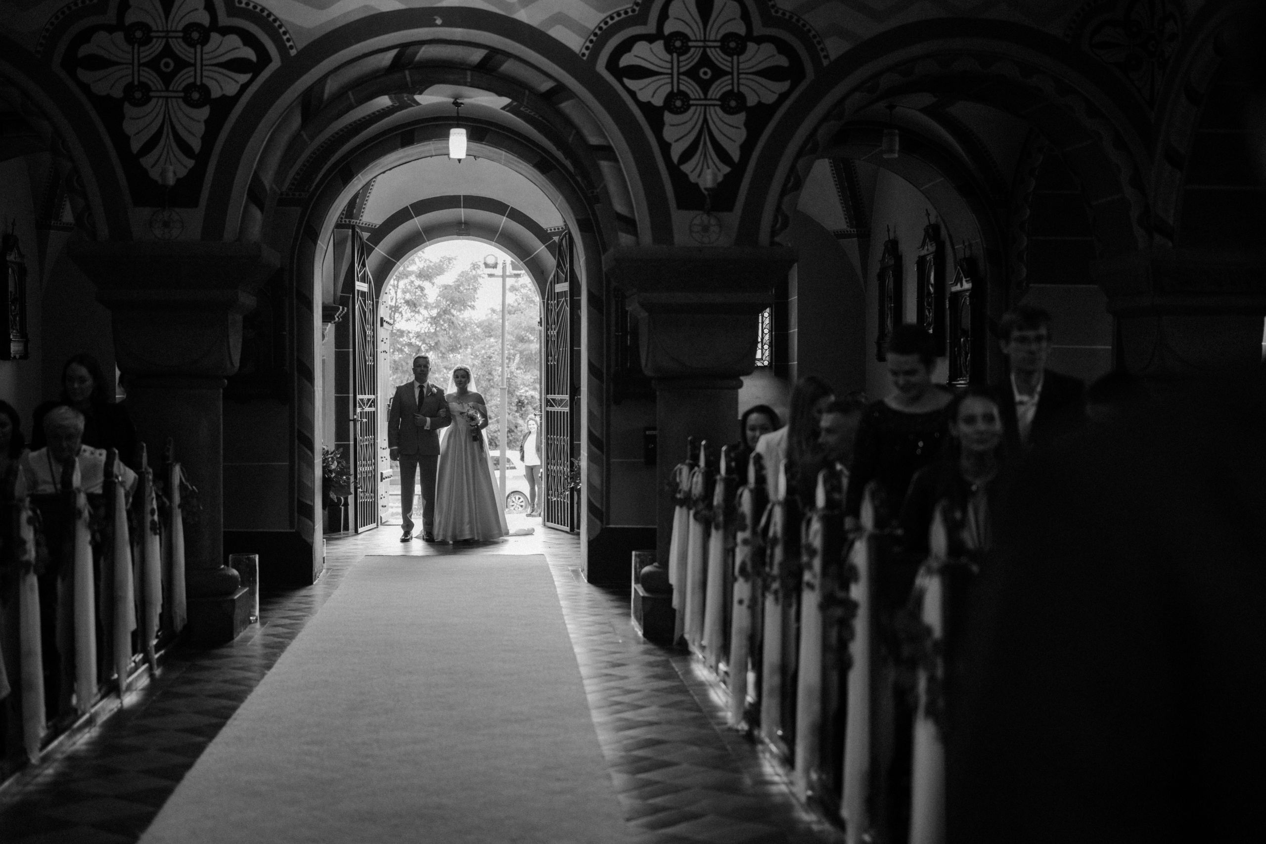Konie pasące się na łące – rustykalny klimat sesji ślubnej, reportaż w stylu slow wedding.