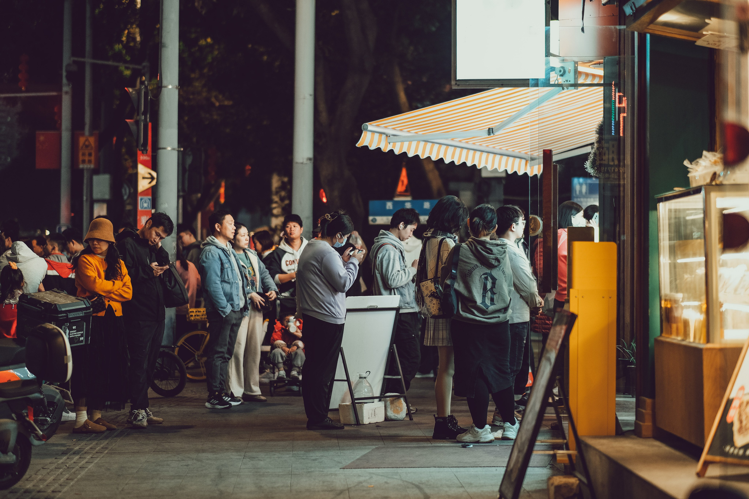 Caihong Bridge Station (彩虹桥站) Line 11 and 8 | Street Photography, China