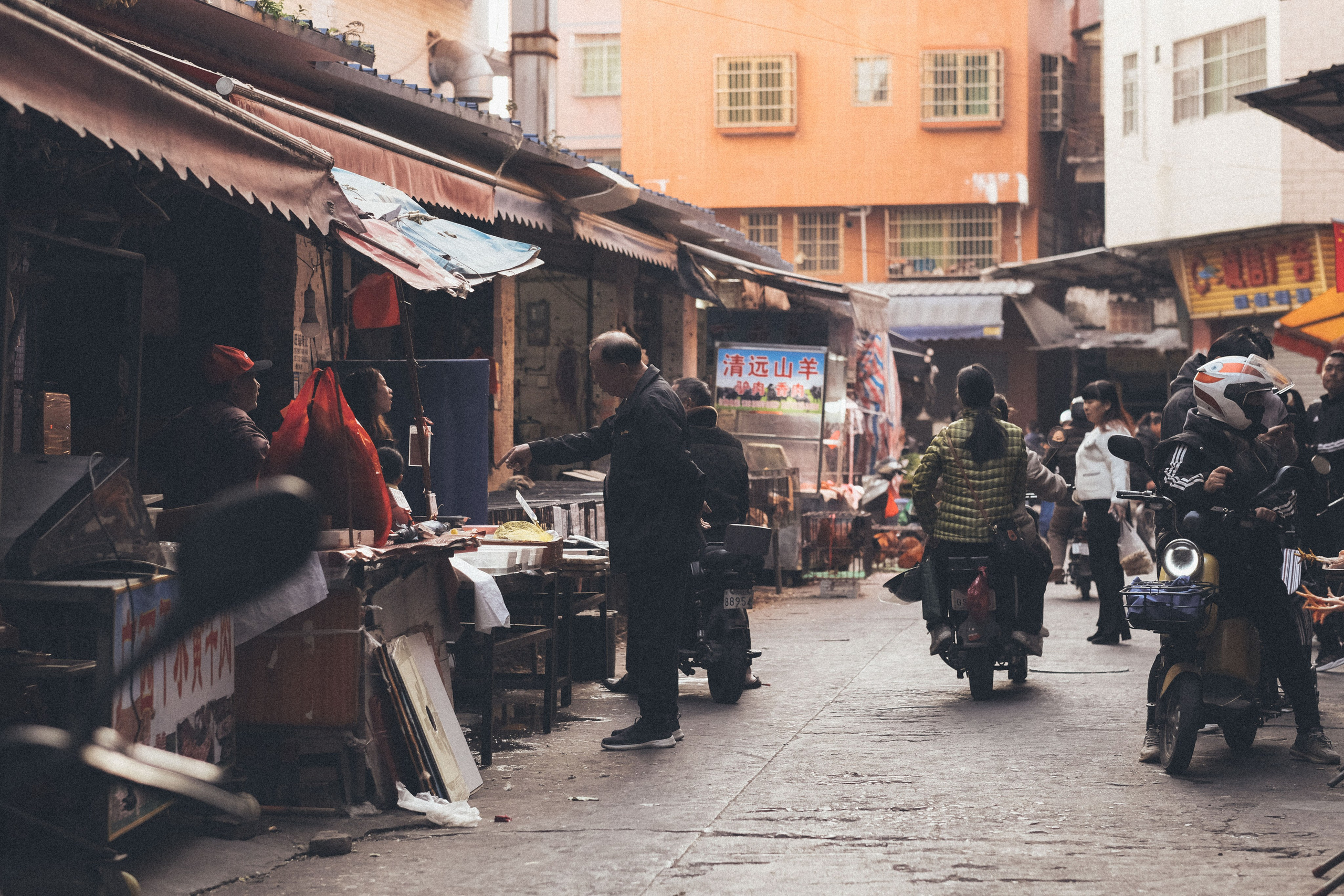 Farmers Market in Foshan, China: A Photo Review. 中国街头摄影 | The Streets of China Through My Eyes | 深圳