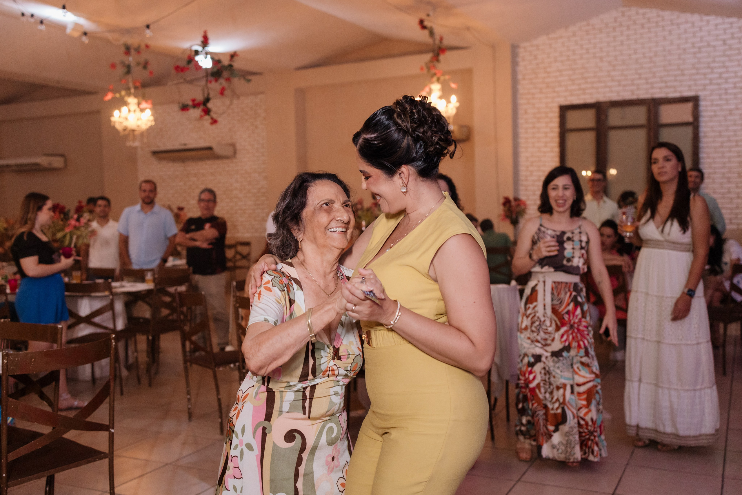 Foto de neta e avó e pista de dança, trocando olhar afetuoso