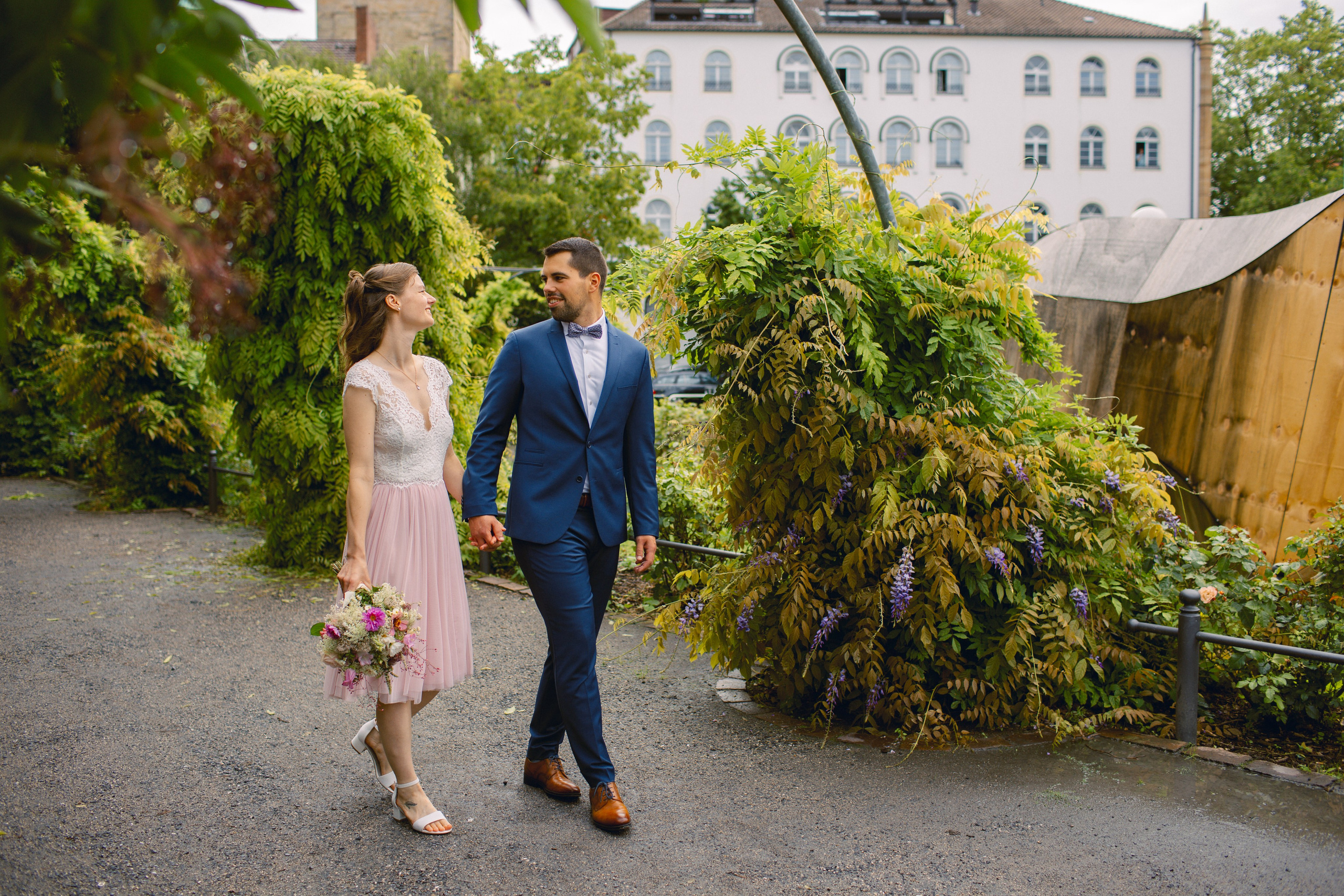 "Brautpaar geht hand in hand, Allee entlang in Osnabrück - Zentrum"