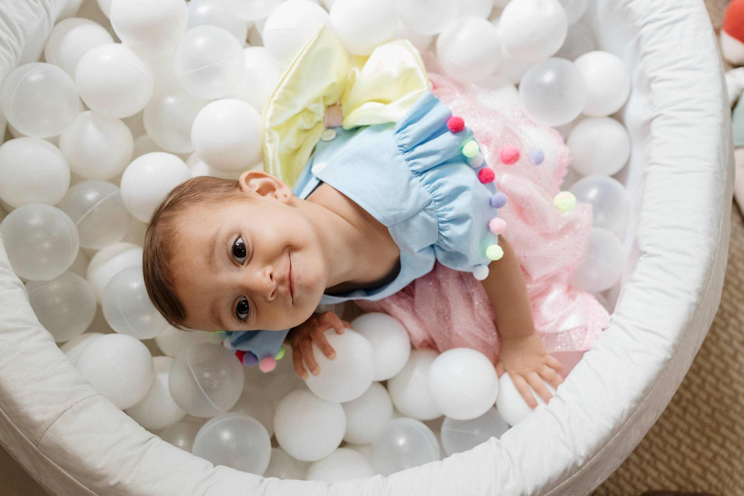 Fotografia de festa infantil com criança brincando em piscina de bolinhas