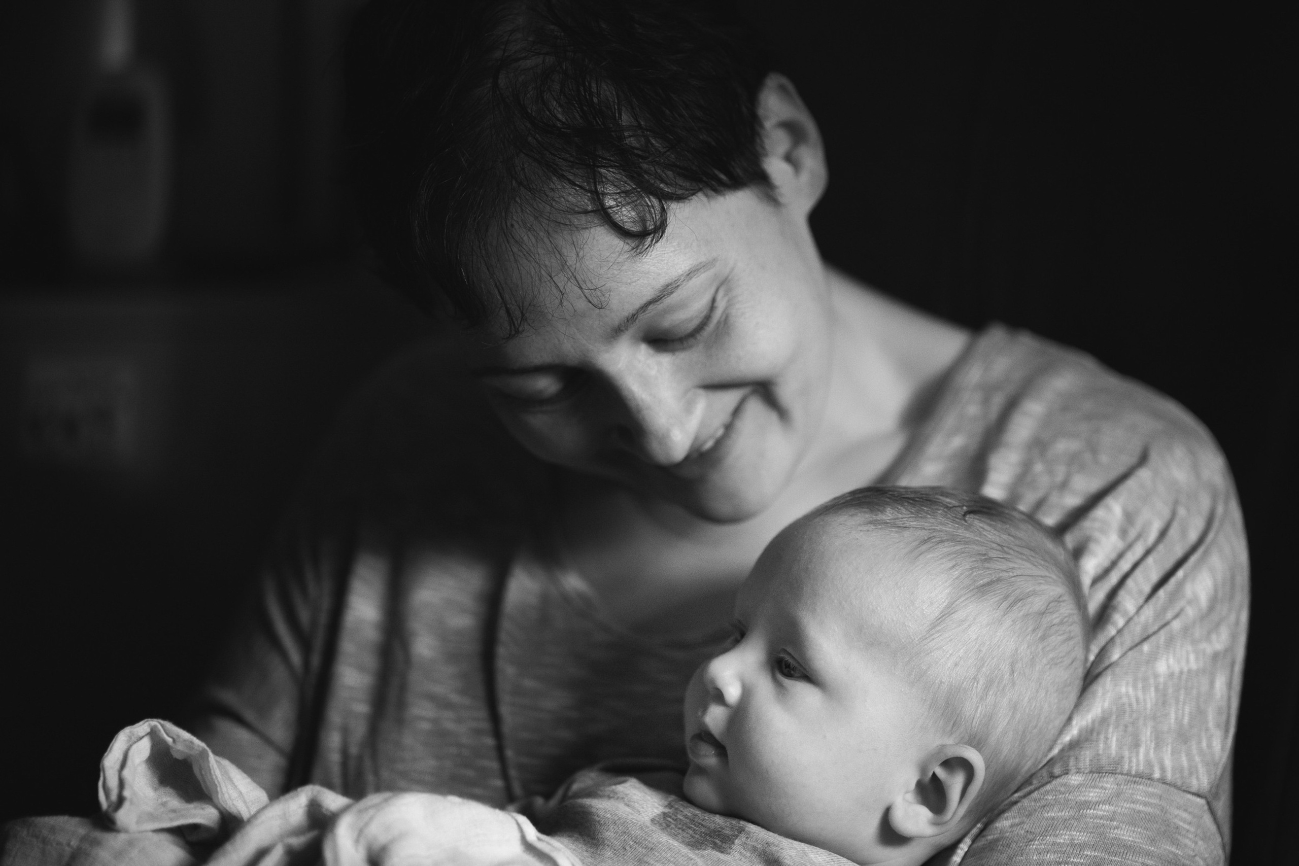 Das erste Jahr in Fotos – Mutter mit Baby, emotionale Schwarzweißaufnahme, Babyfotografie Dresden