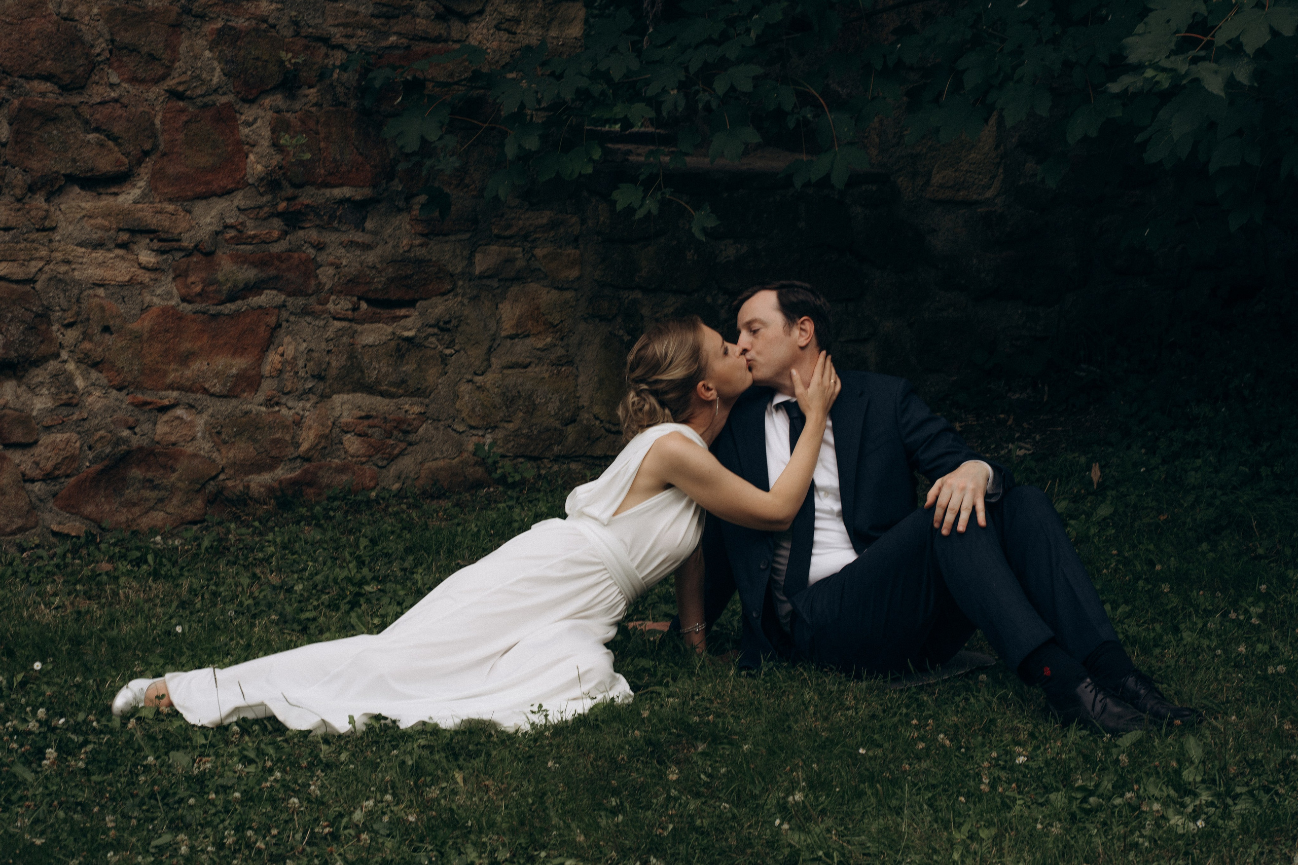 Свадебная фотосессия — поцелуй жениха и невесты на фоне средневекового замка