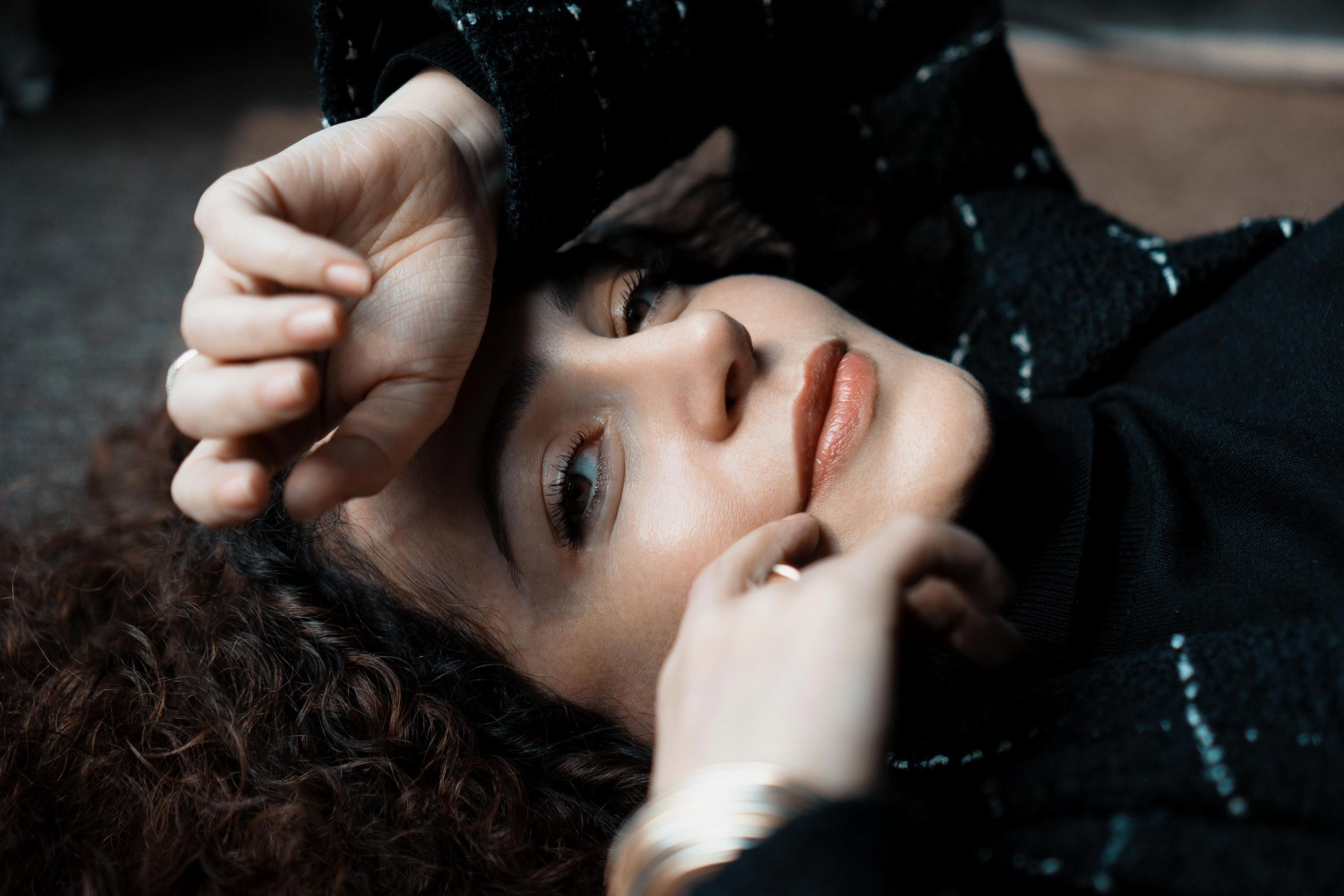 Natürliche Portraitfotografie – Frau im schwarzen Outfit, liegend