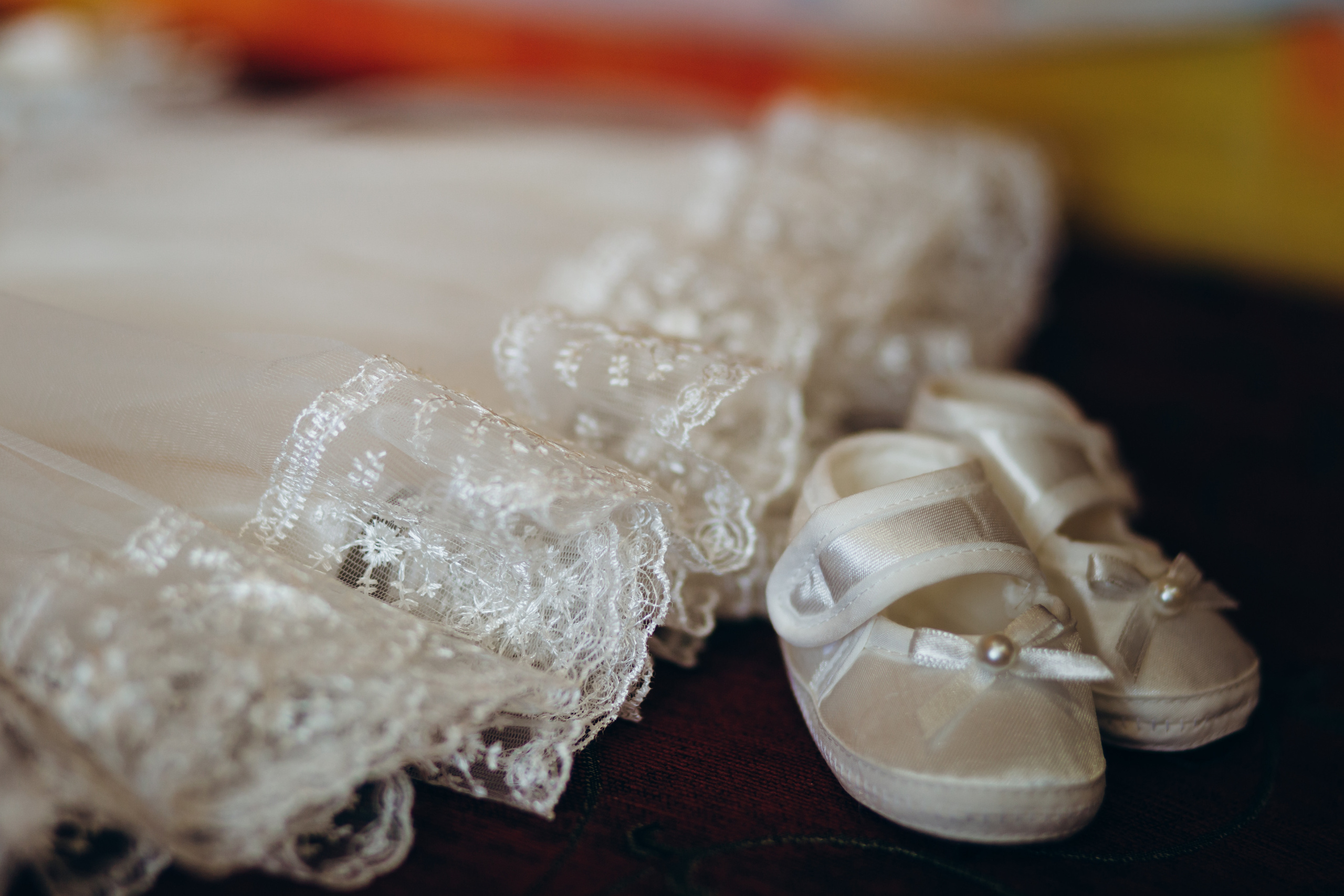 Одяг для дівчинки на Хрестини лежить і чекає, коли його одягнуть