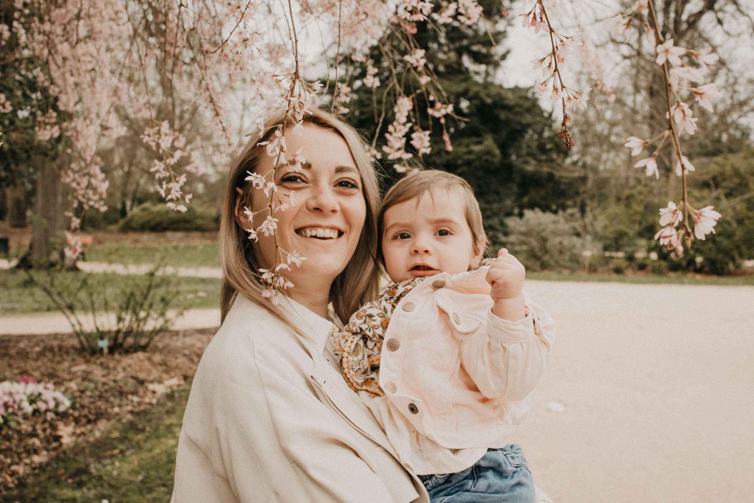 Photoshoot dans le jardin au printemps. Семейный фотограф во Франции (Мец, Люксембург)