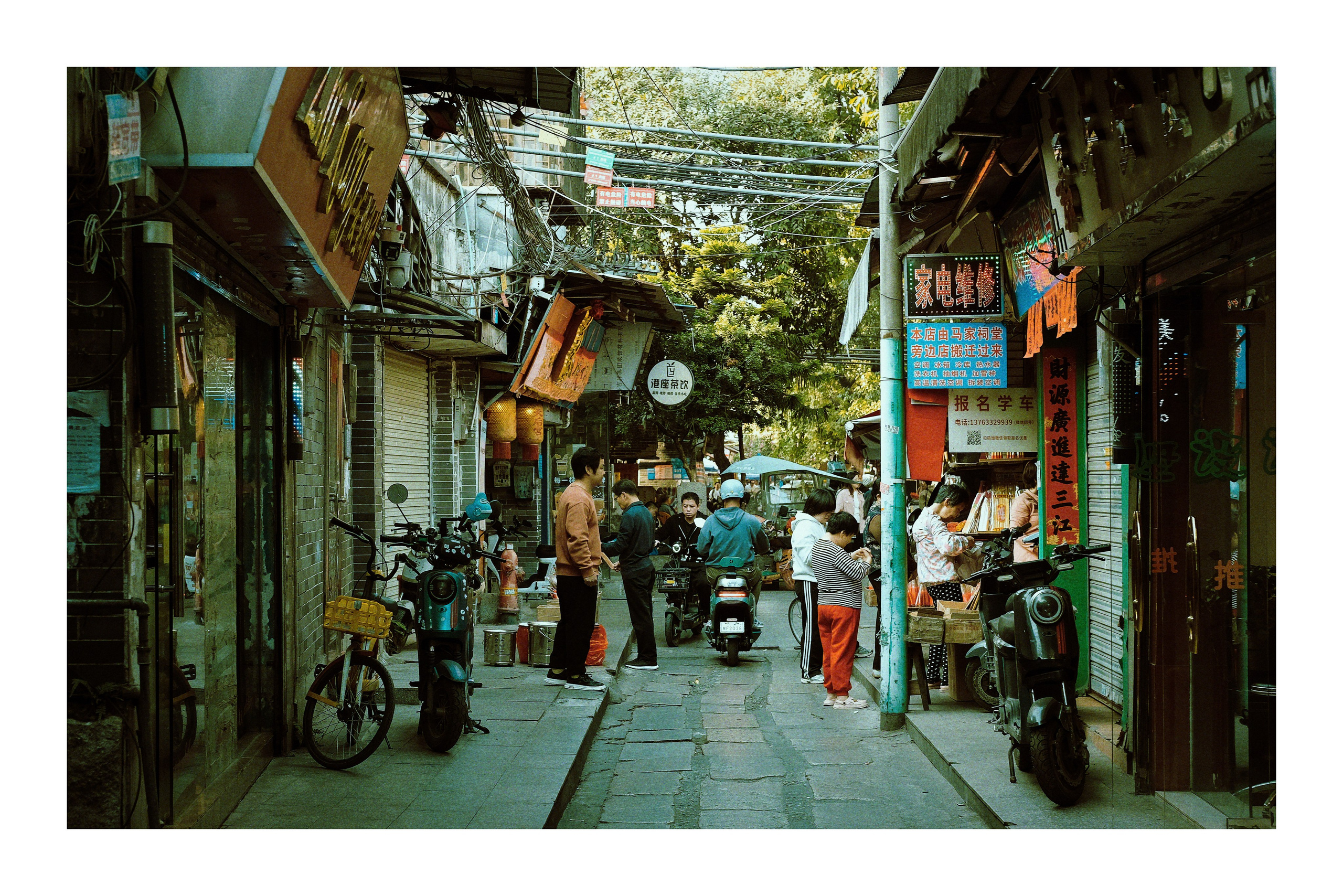 Candid Street Photography in Guangzhou — Film Style in Golden Hour