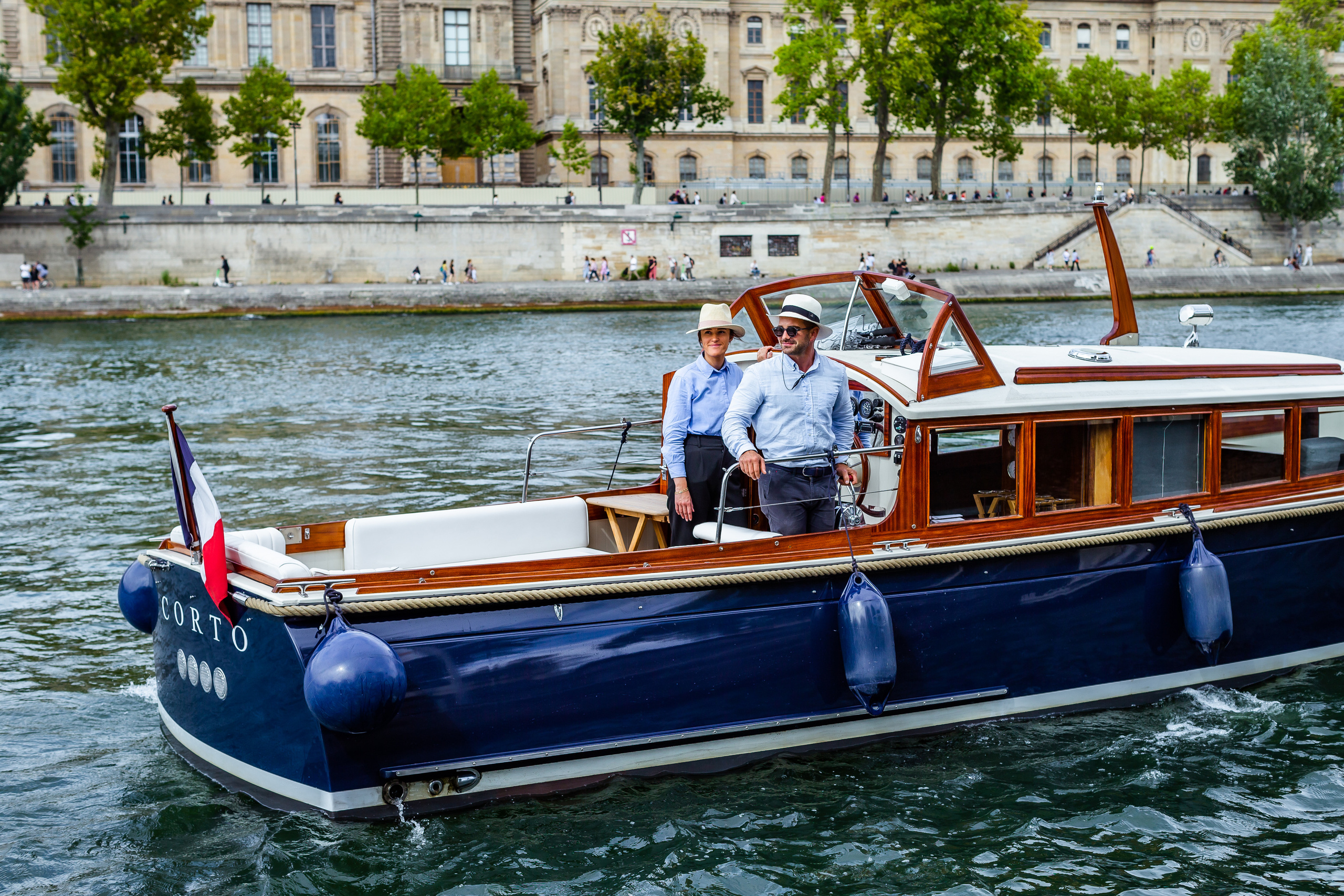 PARIS UNVEILED: ROMANTIC PROPOSAL ON THE SEINE. Photographe à Paris