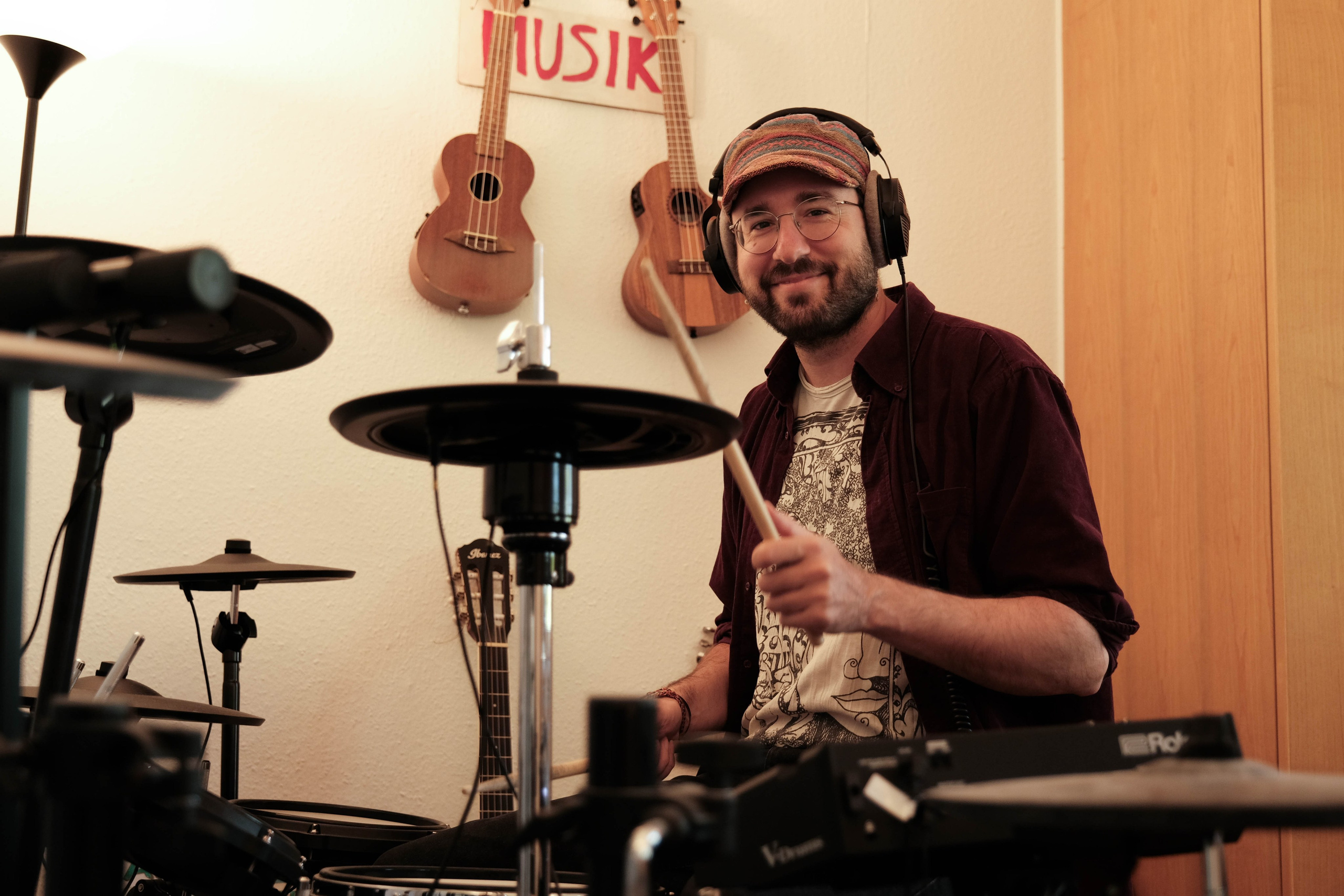 Singer Songwriter, Markus Mascher, Intuitiver Musikunterricht in Freiburg, Gitarrenunterricht, Gesangsunterricht, Schlagzeugunterricht, Klavierunterricht, Unterricht für Live Performance, Loopstation, Recording, Producing, Coaching.