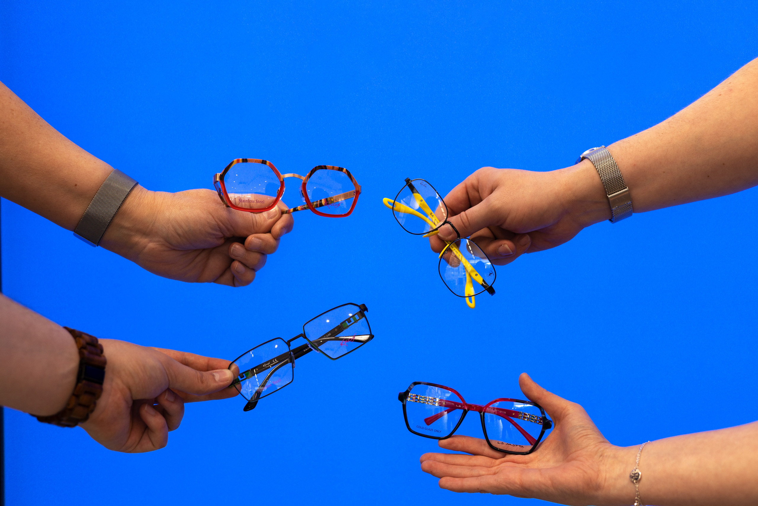 Image-Video für Optiker – Kindersehtest: „Optikerin führt einen Sehtest für Kinder durch, freundliche Atmosphäre und kindgerechte Beratung.