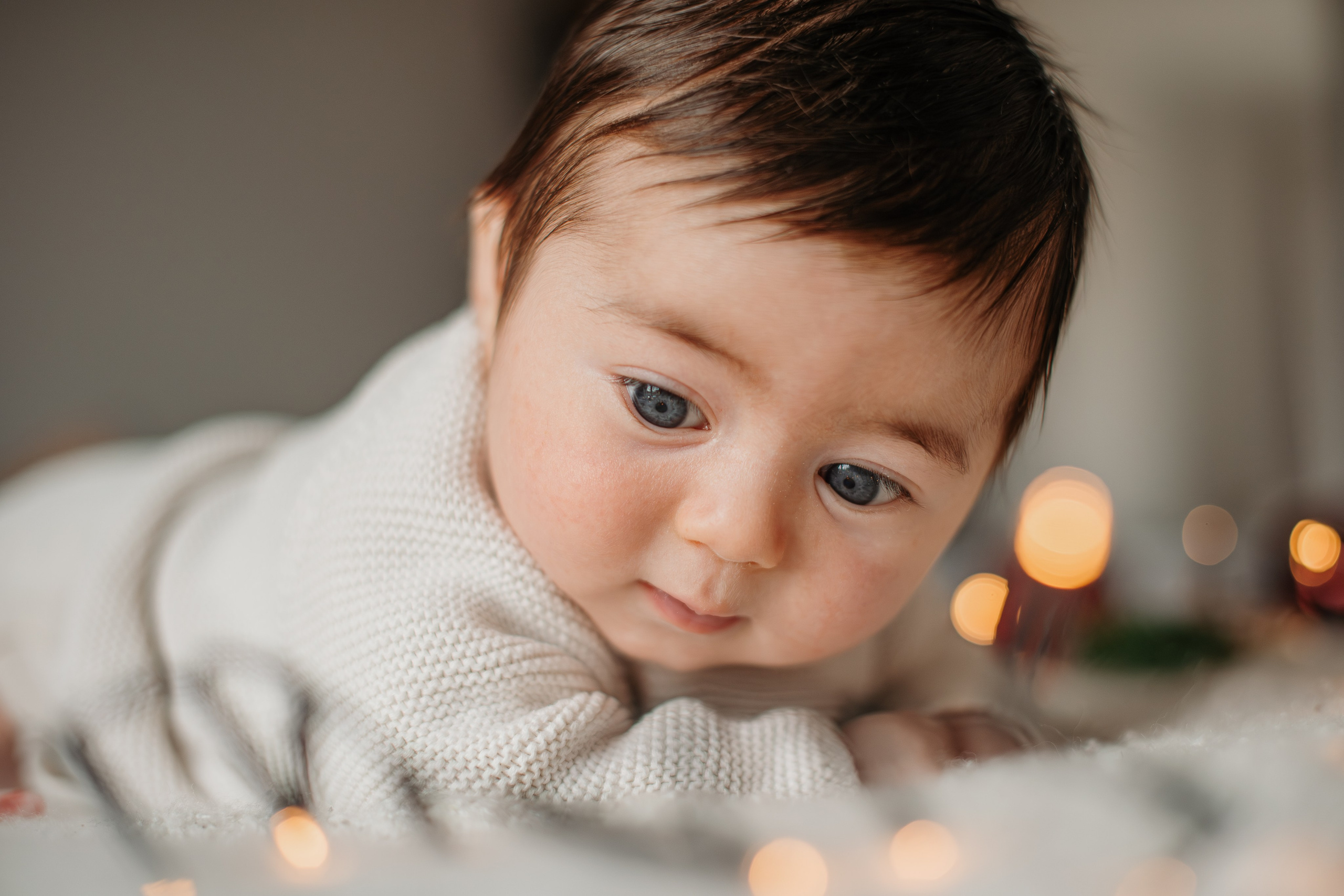 Bébé allongé sur le ventre, séance photo bébé à domicile à Toulouse