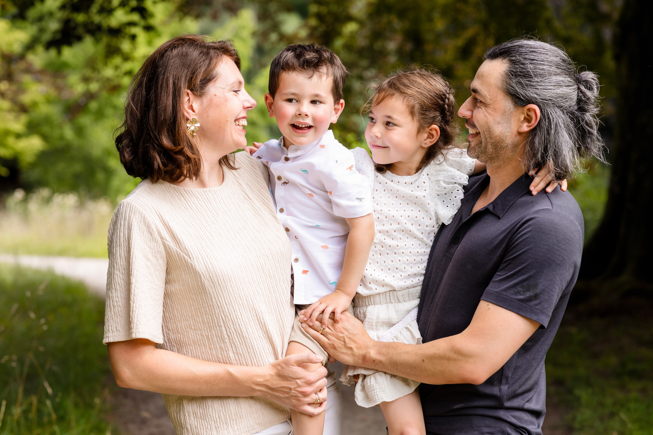 Hoe verloopt een gezinsfotoshoot met kleine kinderen? Alles wat je kunt verwachten. Familie en huwelijksfotograaf in Zwolle Overijssel
