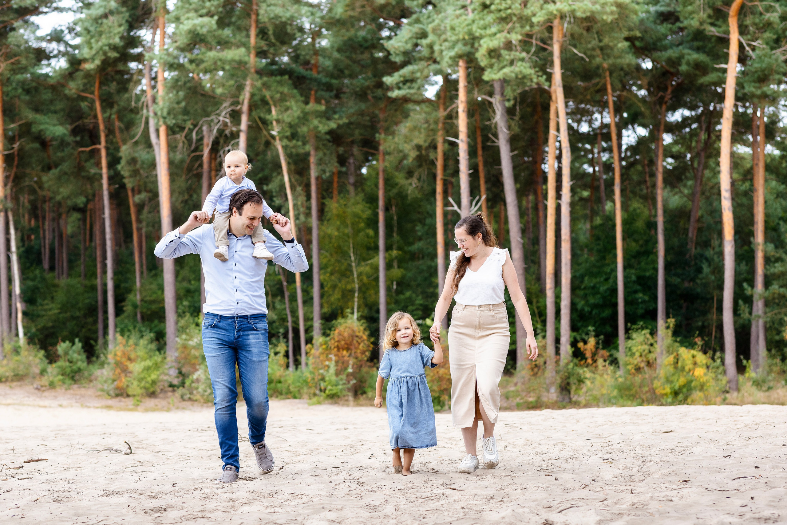 Hoe verloopt een gezinsfotoshoot met kleine kinderen? Alles wat je kunt verwachten. Familie en huwelijksfotograaf in Zwolle Overijssel