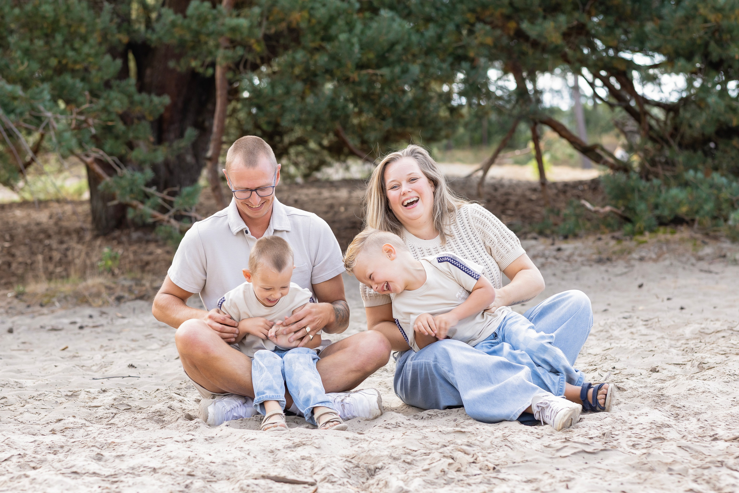 Hoe verloopt een gezinsfotoshoot met kleine kinderen? Alles wat je kunt verwachten. Familie en huwelijksfotograaf in Zwolle Overijssel