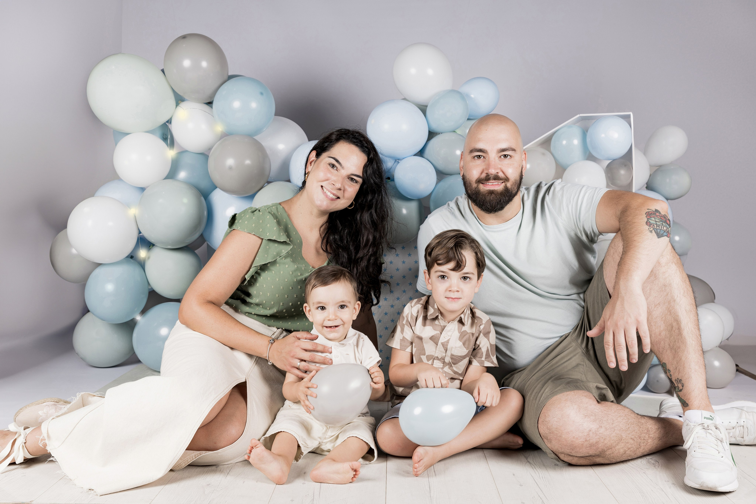 «Los recuerdos más valiosos merecen ser capturados con amor y calidad. En Rainbox Estudio en Torrejón de Ardoz inmortalizamos los momentos más especiales de tu vida con una experiencia cálida, profesional y cercana.»