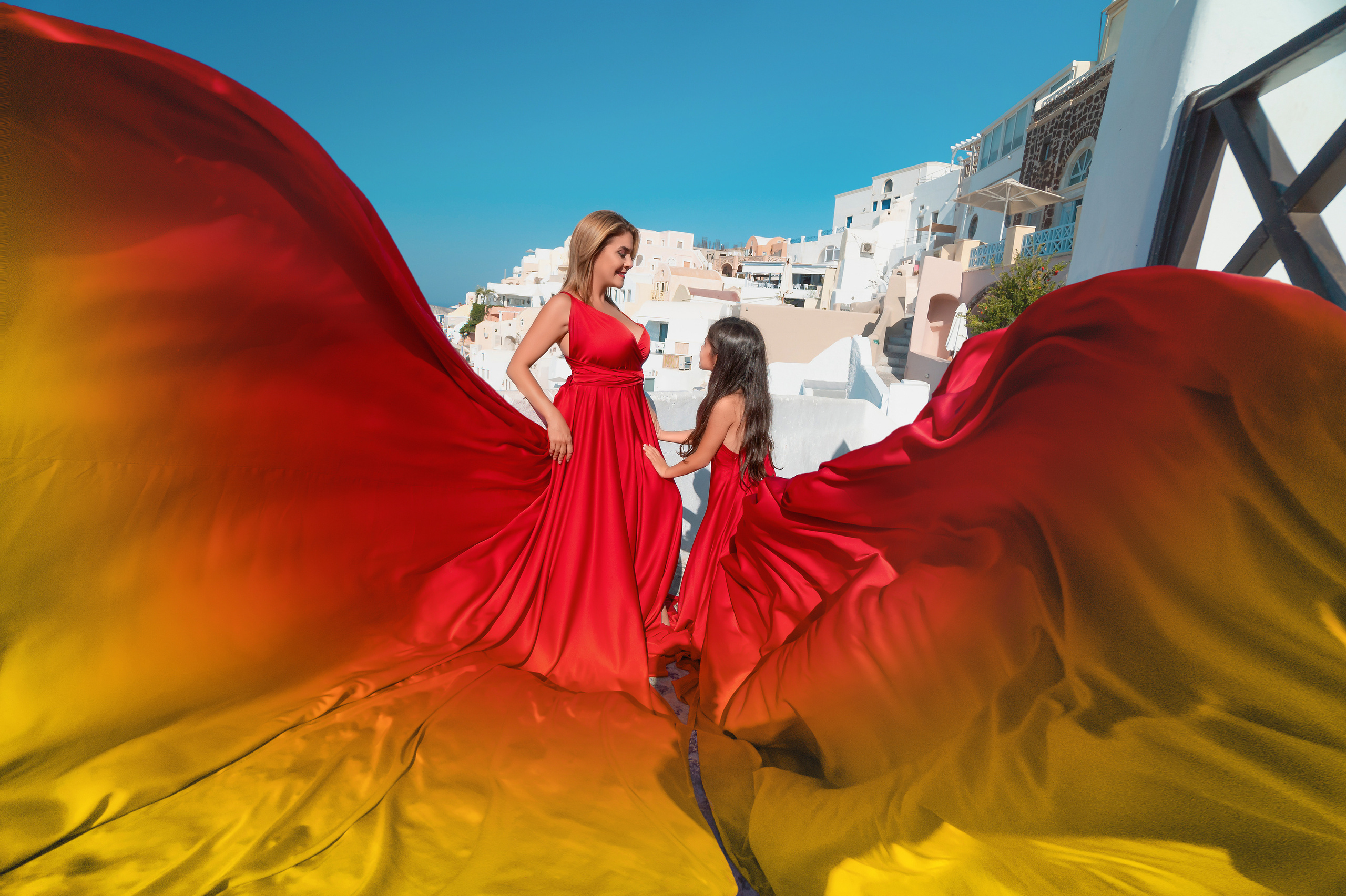 Please before the a flying dress photo session starts. Photographe vidéaste à Santorin|Séances photos de Robe volante Santorin|
