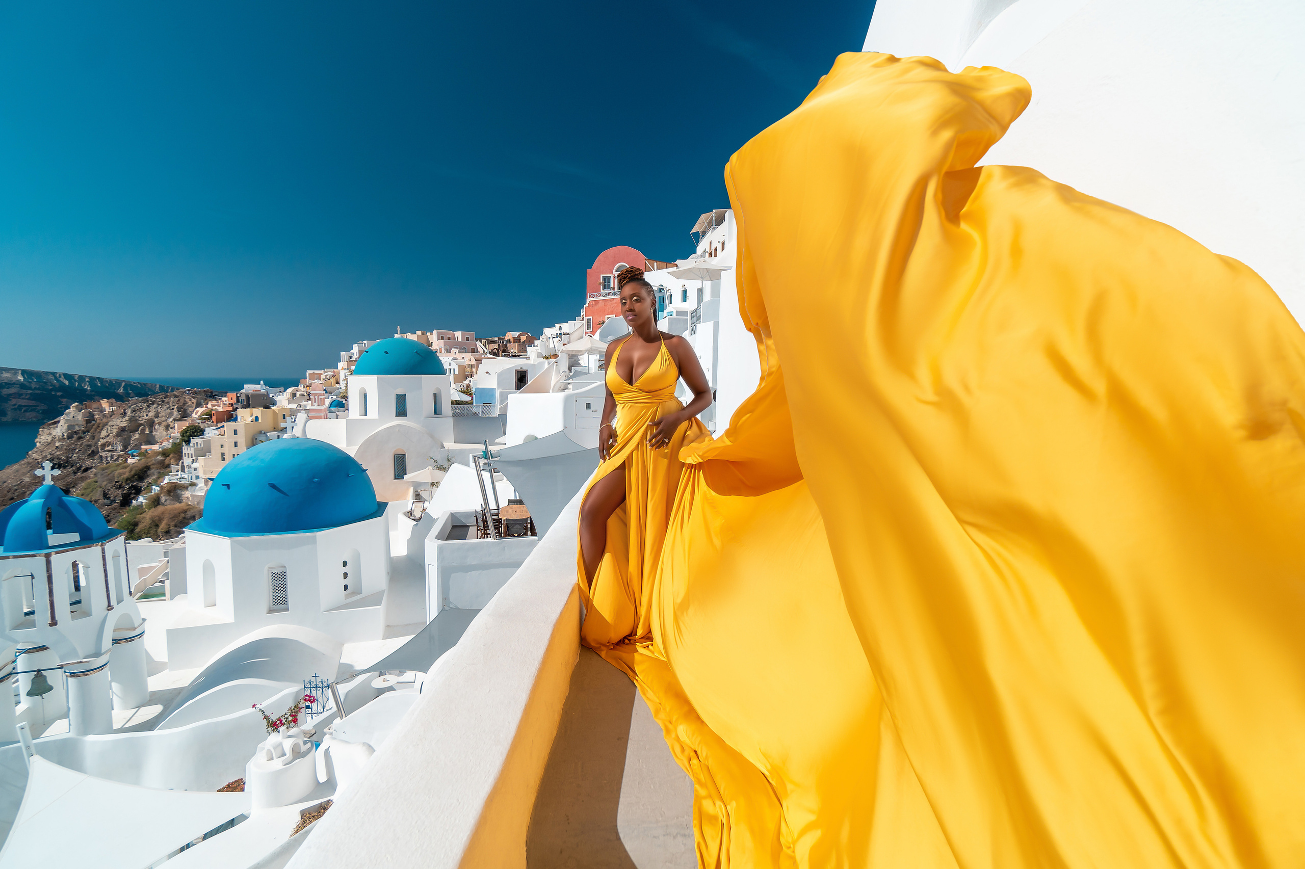 Please before the a flying dress photo session starts. Photographe vidéaste à Santorin|Séances photos de Robe volante Santorin|