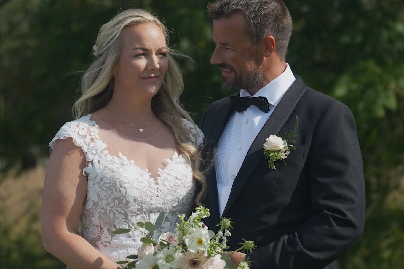 bryllupsfotograf i Vestfold, bryllup på Bondens Hage, brudeparet smiler til hverandre