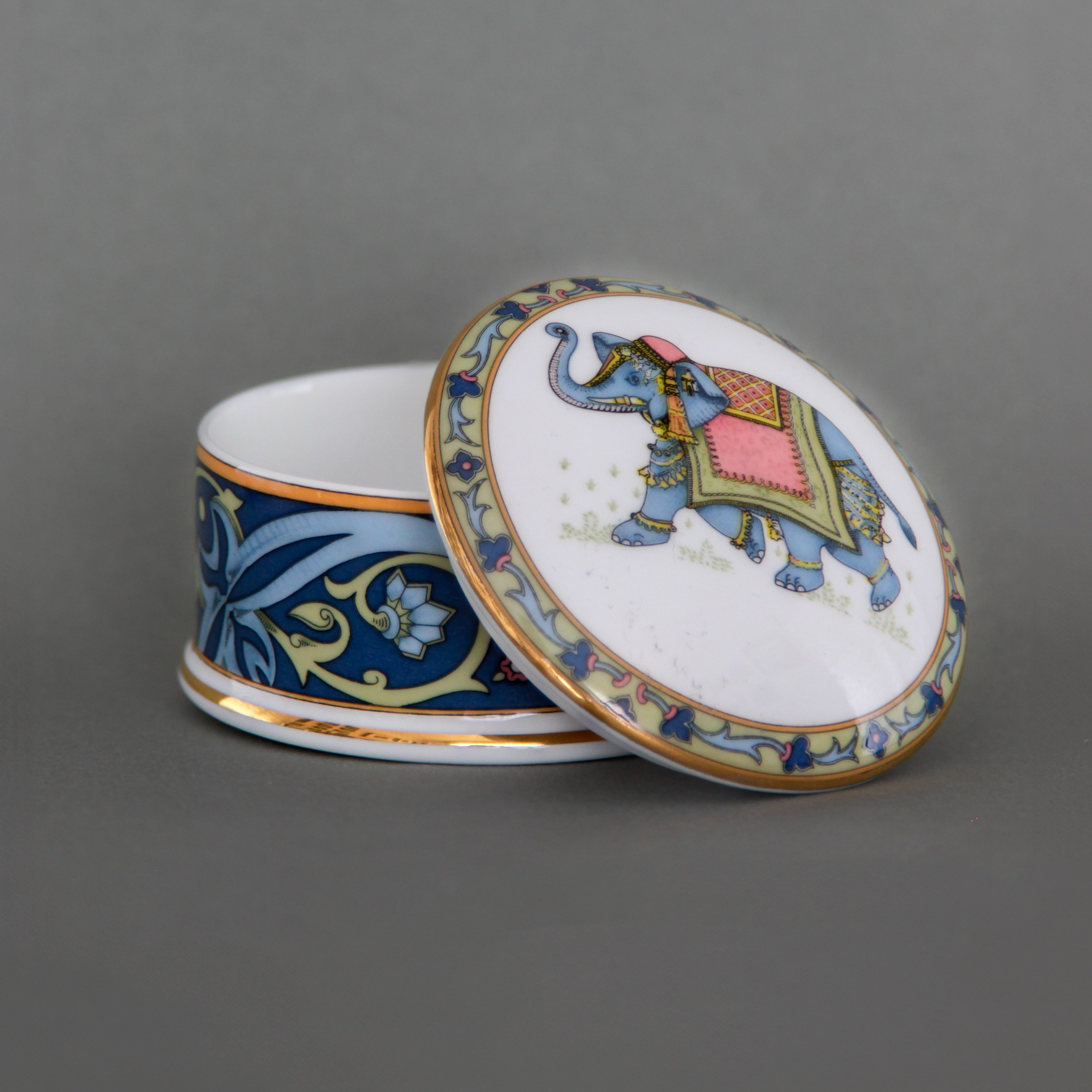 Vintage porcelain box England Manufactory "Wedgwood" Late 20th century