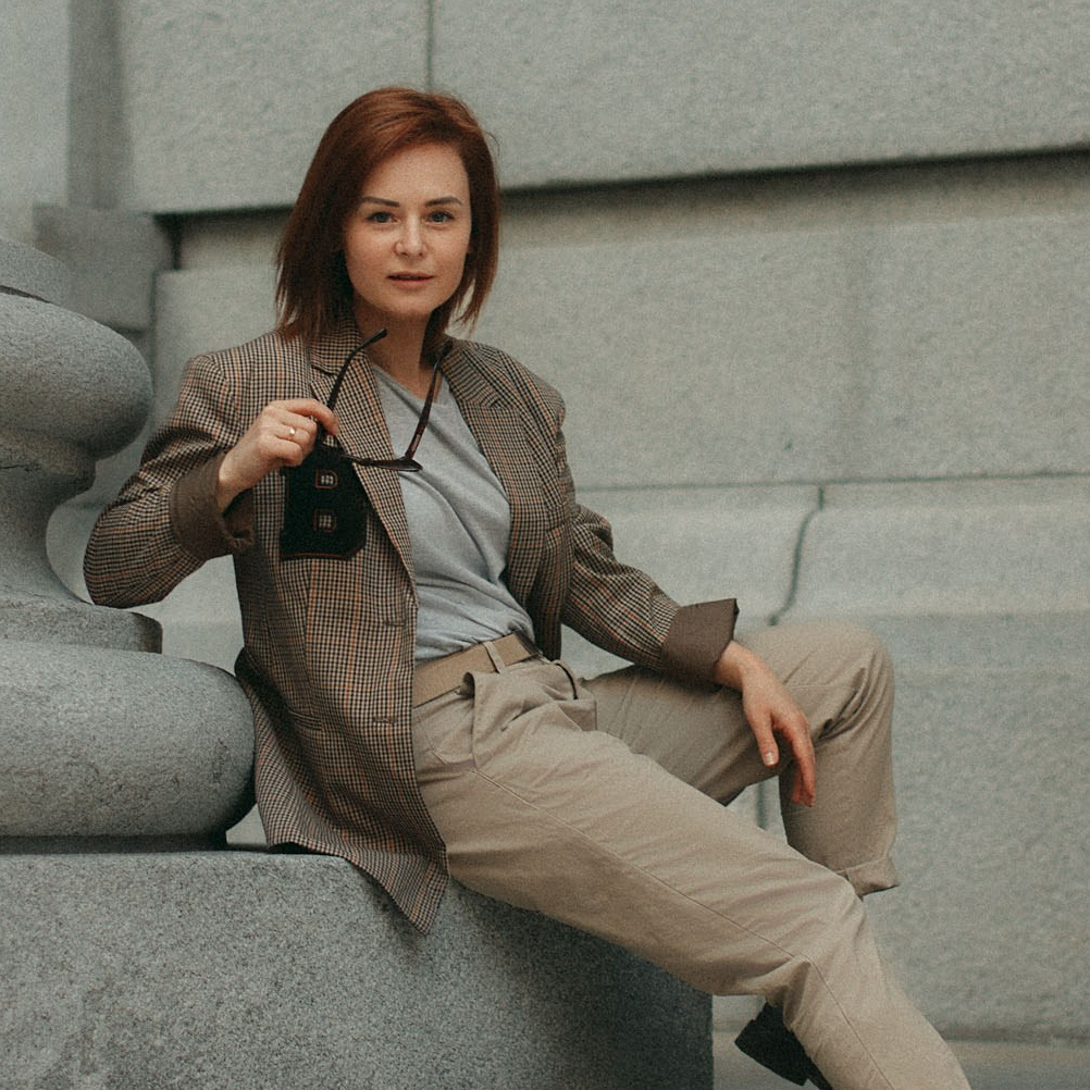 Montreal photographer Anna Gabitova seated on stone steps with her camera