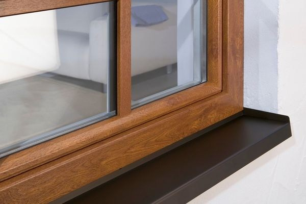 Ламинированное в Золотой Дуб пластиковое окно укомплектованное однокамерным стеклопакетом и коричневым водоотливом.