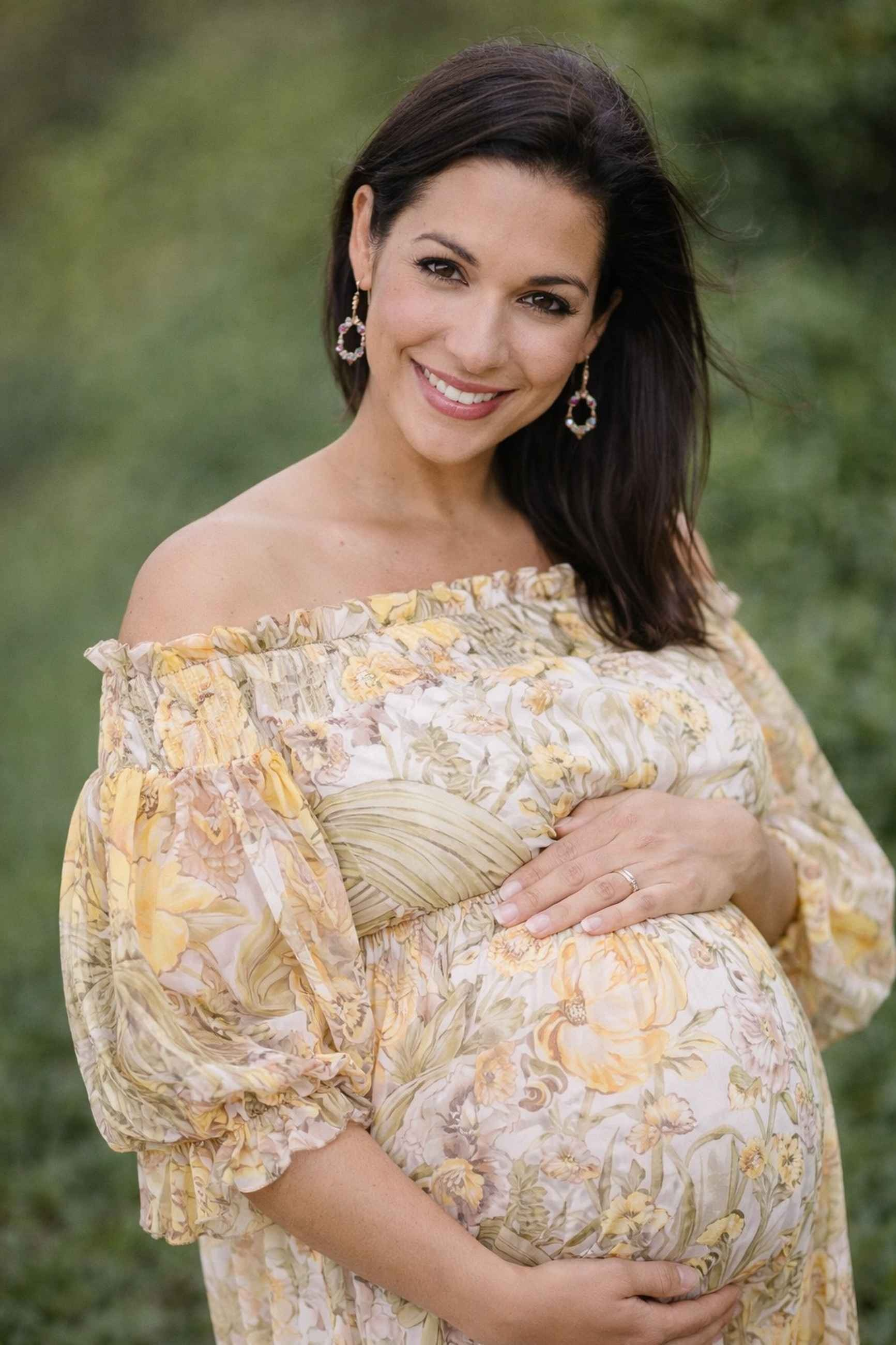 Фотосессия для беременных в жёлтом платье
