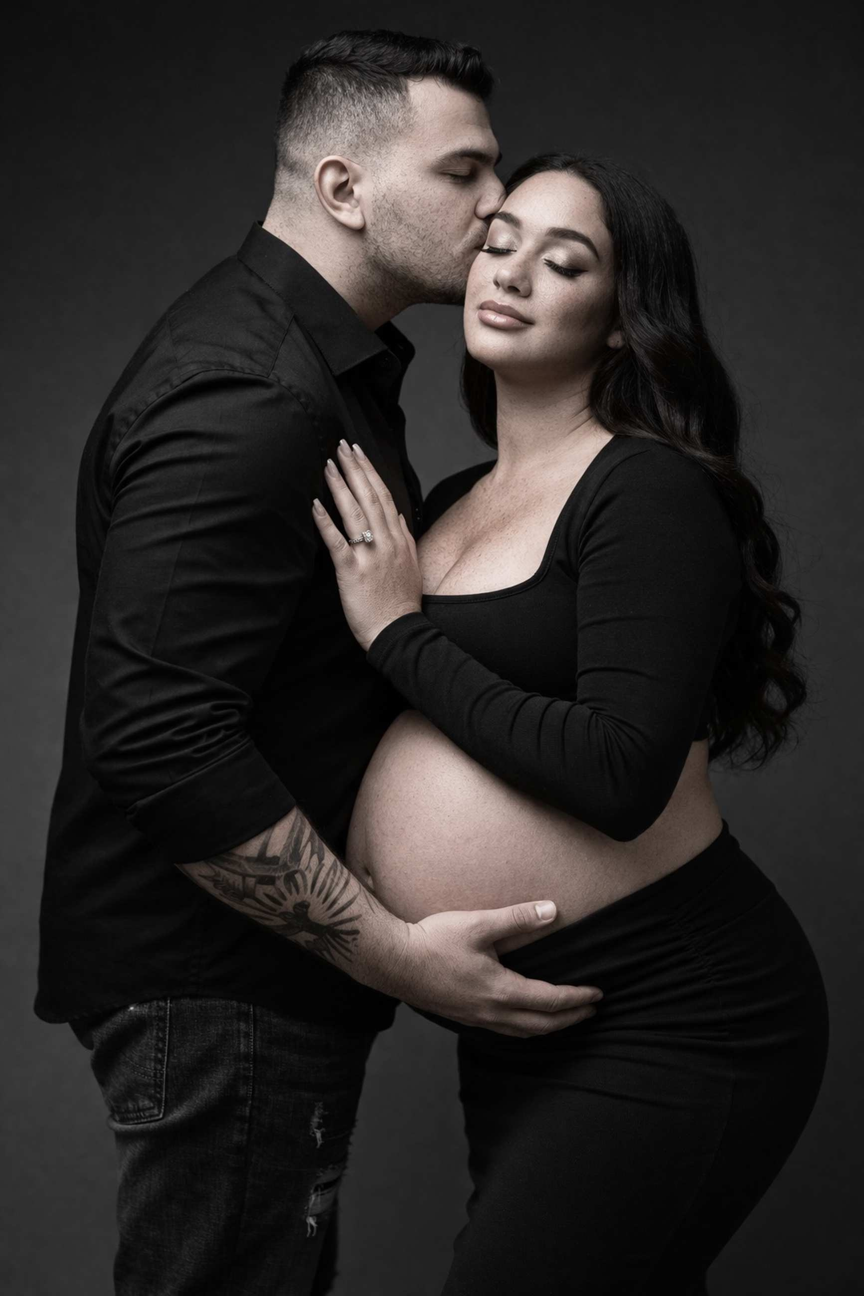 Фотосессия для беременных пара в чёрном стиле