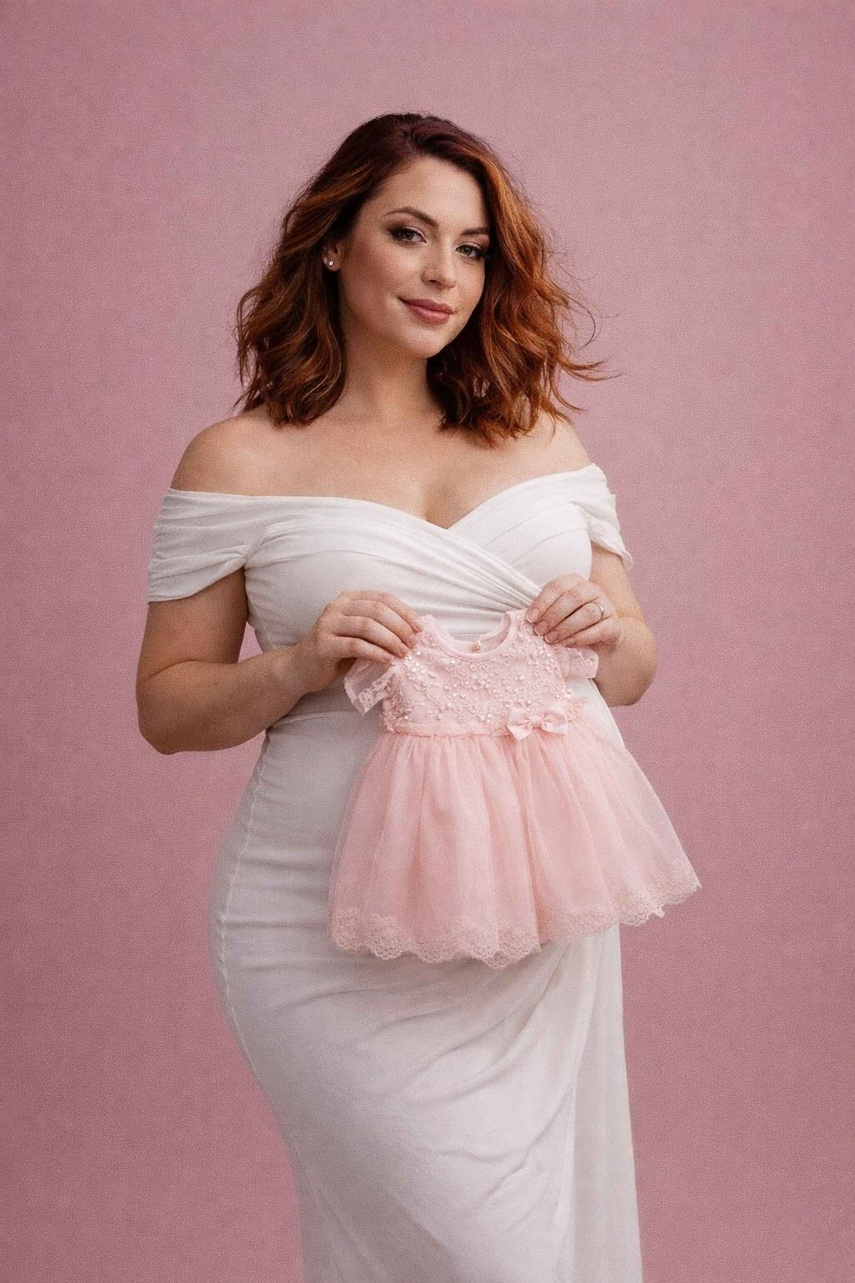 Студийная фотосессия для беременных с розовым фоном