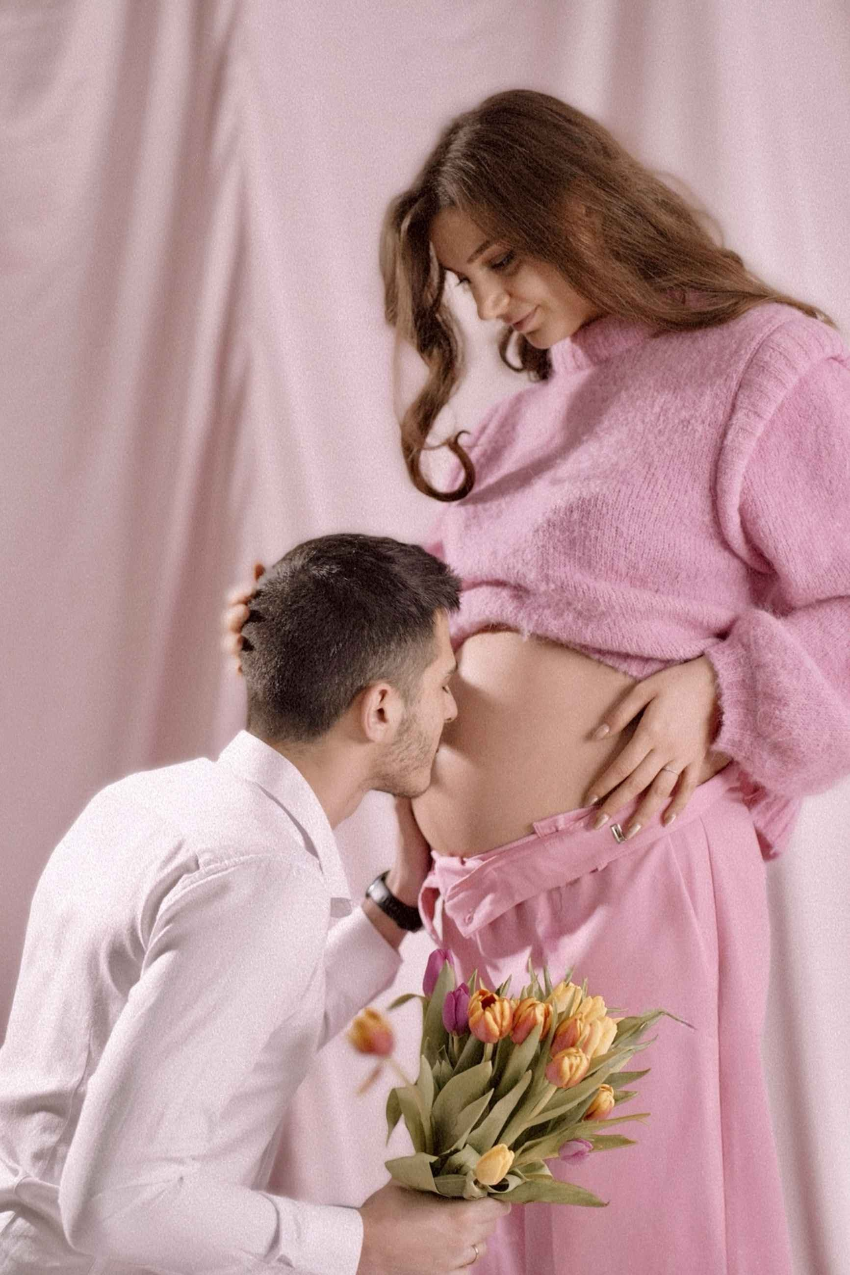 Фотосессия для беременных с розовым фоном