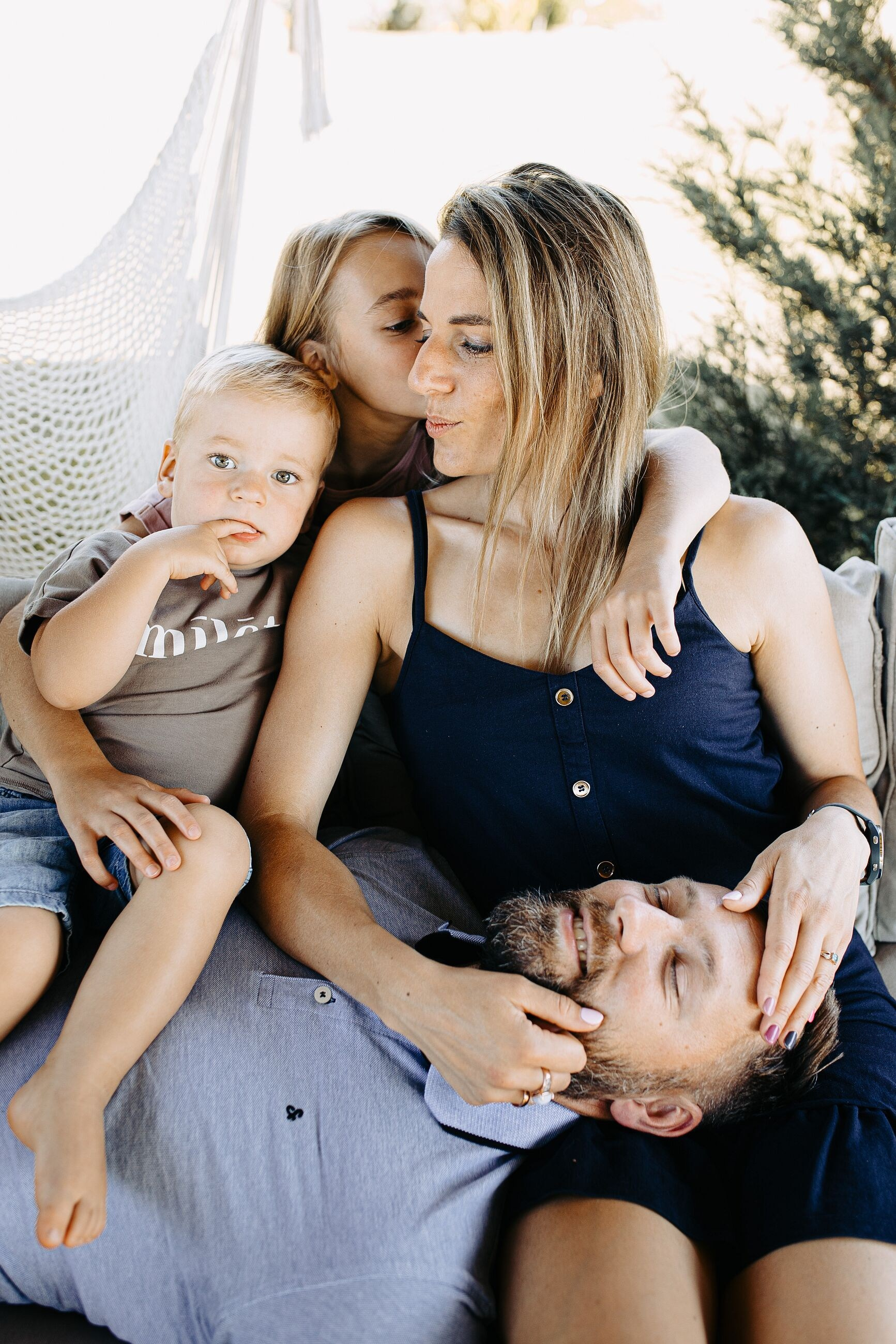 IETEIKUMI ĢIMENES FOTOSESIJAI MĀJĀS (skraidošie bērni)