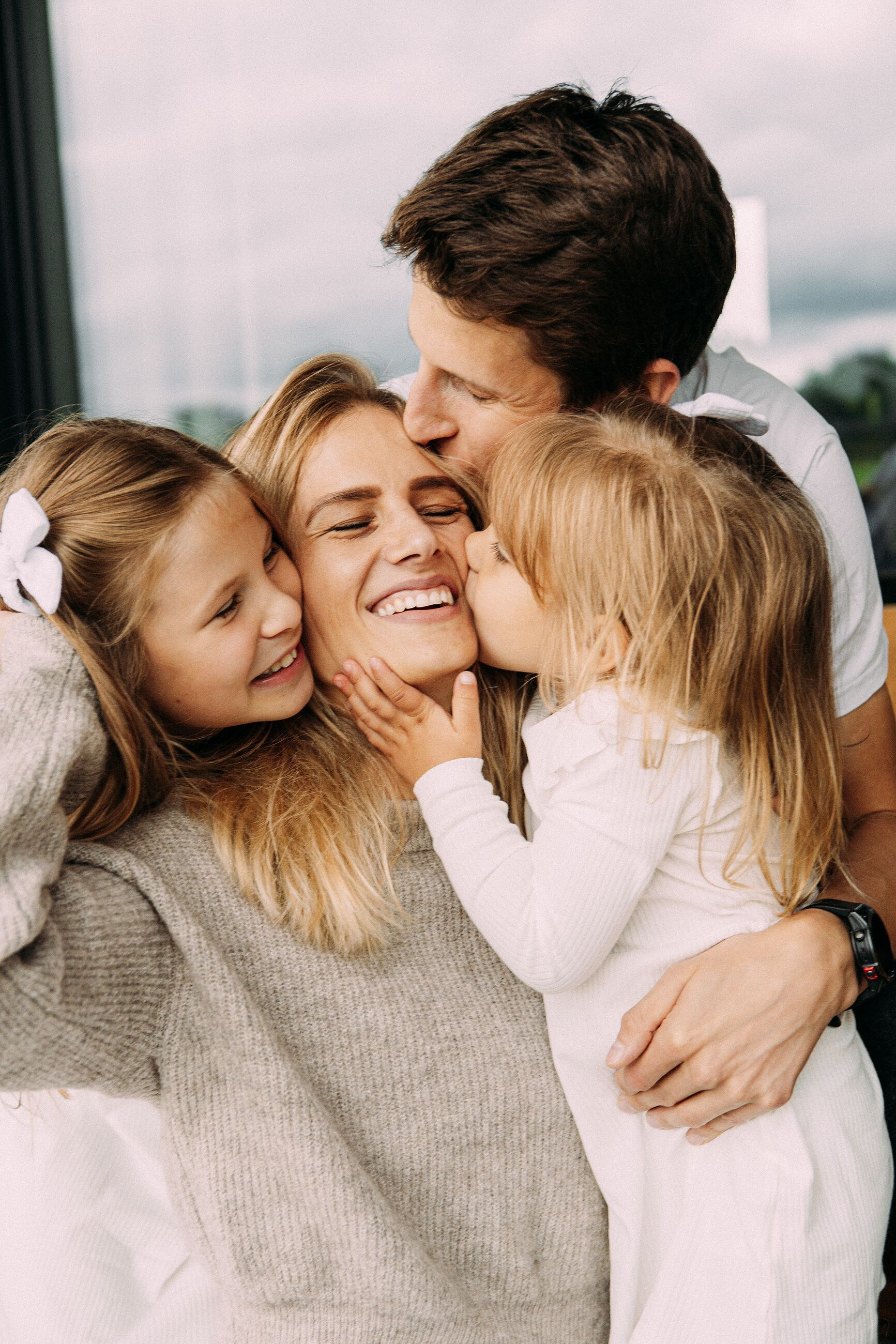 IETEIKUMI ĢIMENES FOTOSESIJAI MĀJĀS (skraidošie bērni)