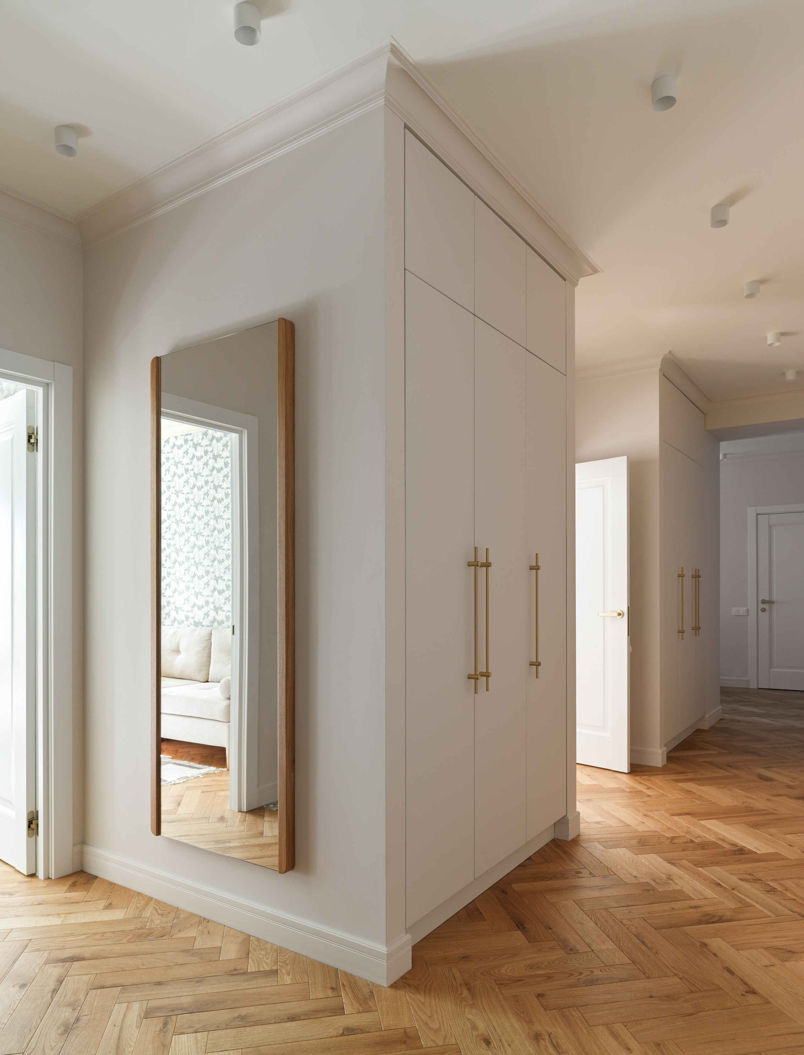 Деталь текстуры дубового паркета “ёлочка”.