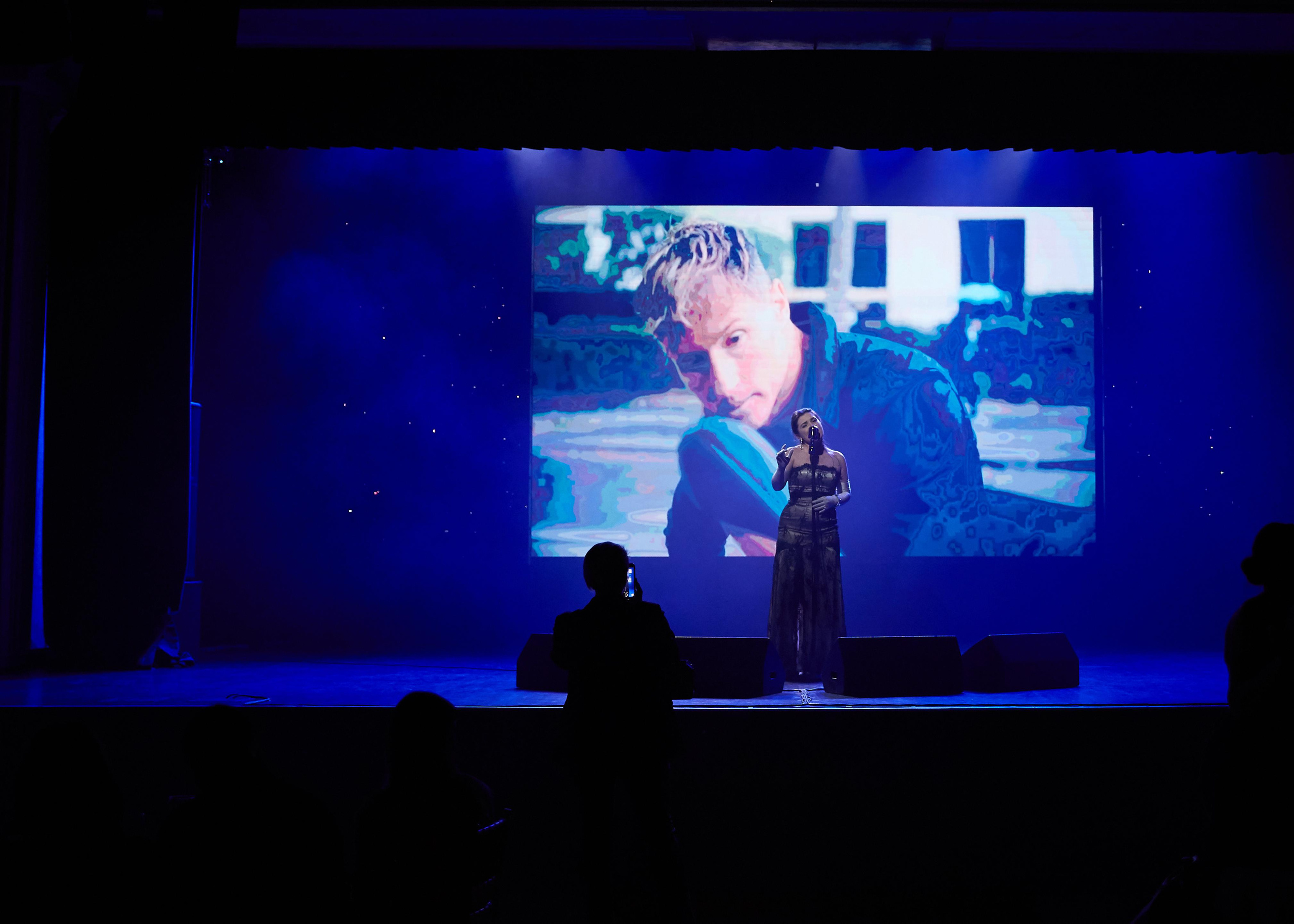 Journal 🗞️ Kommersant Photos : Ekaterina Tanklievskaya et Mariya Platonova Anna Vernov chanteuse