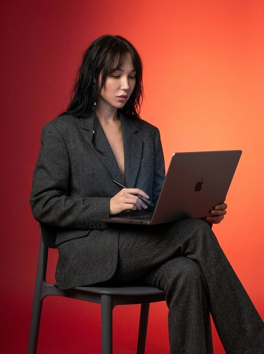 Контакты. Аяна Крапивкина — профессиональная ретушь и AI-визуал