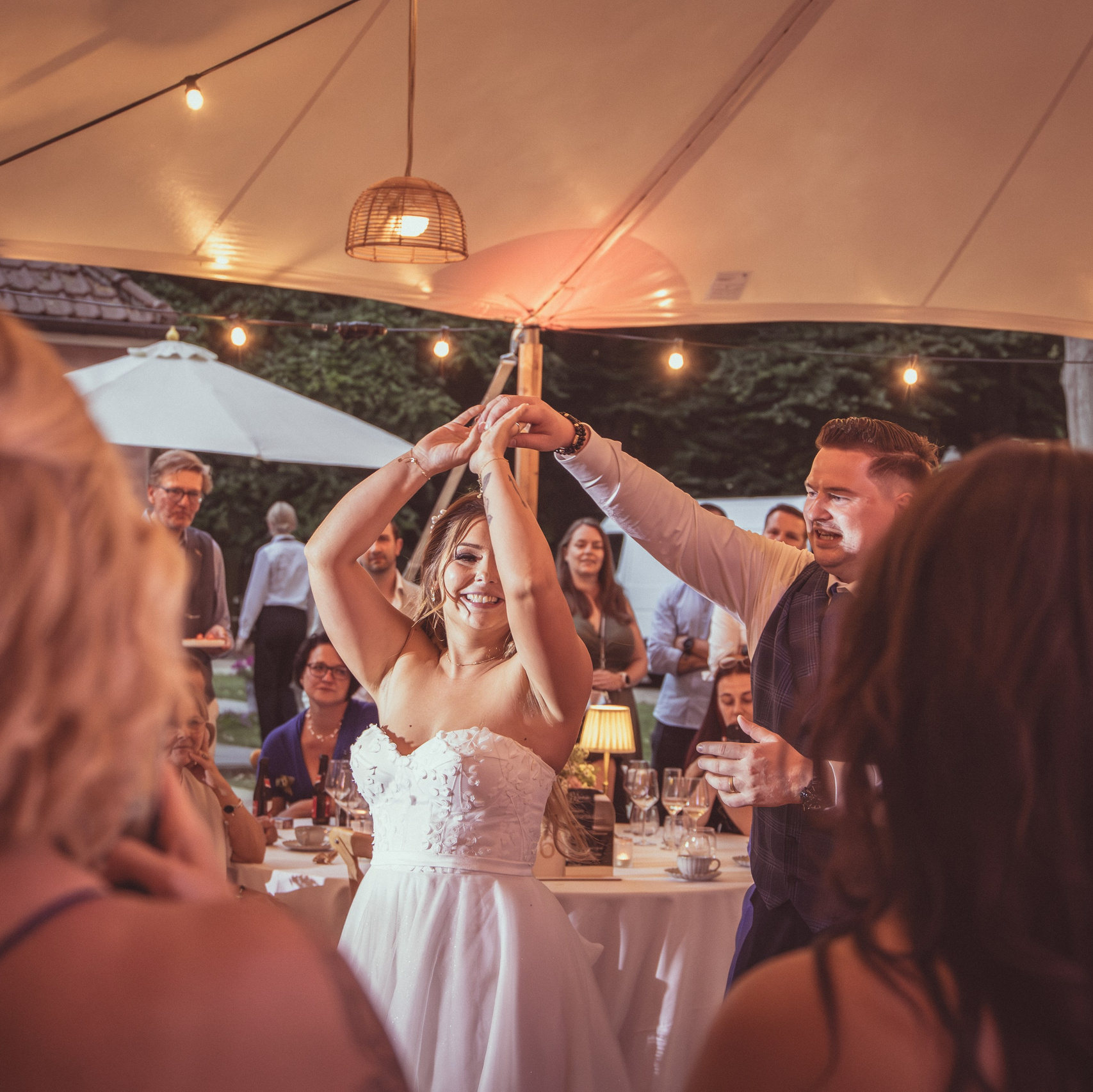 Bruid danst met haar vader tijdens trouwfeest emotioneel moment