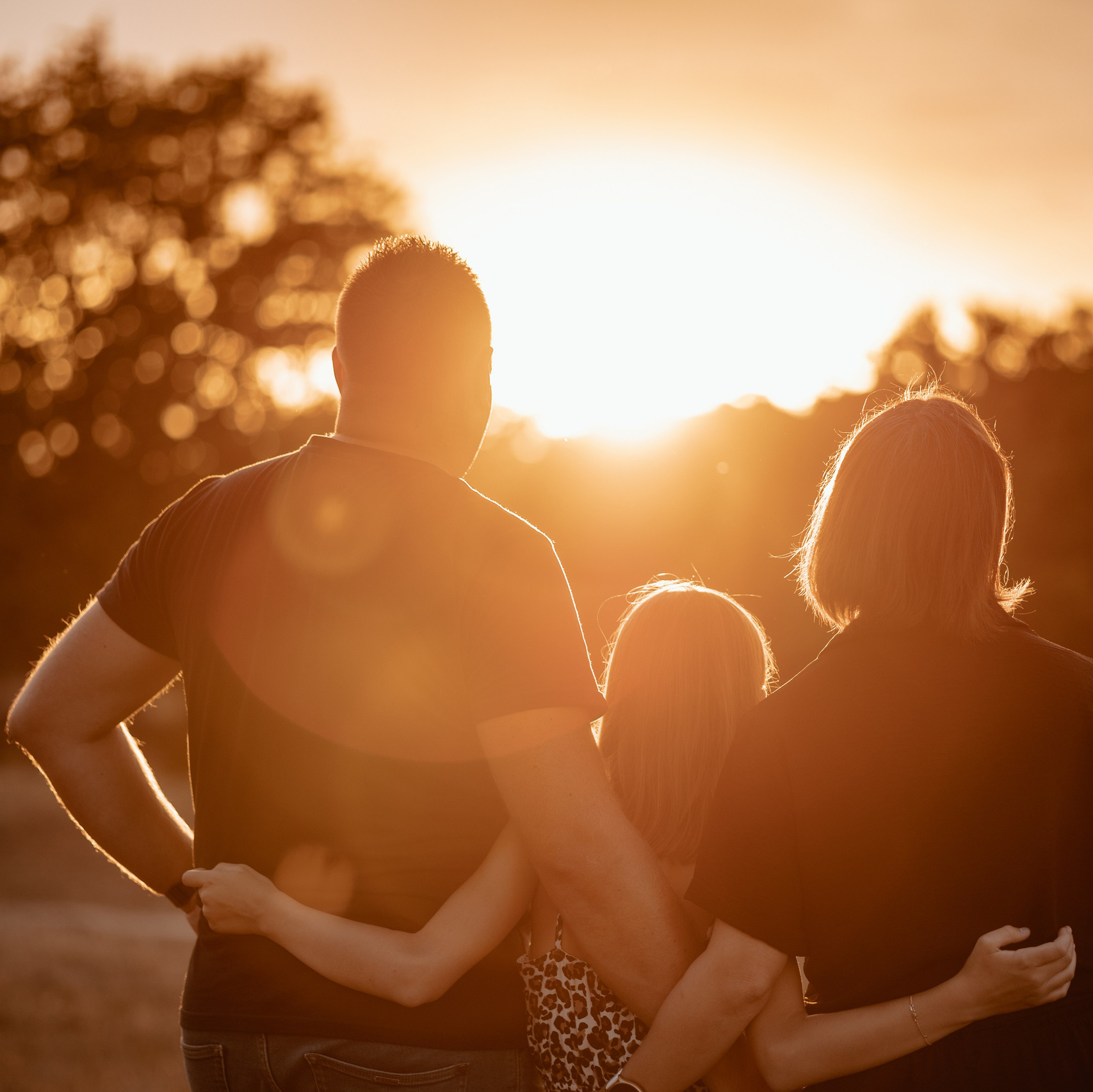 Gezin lacht samen tijdens spontane familiefotoshoot in het park