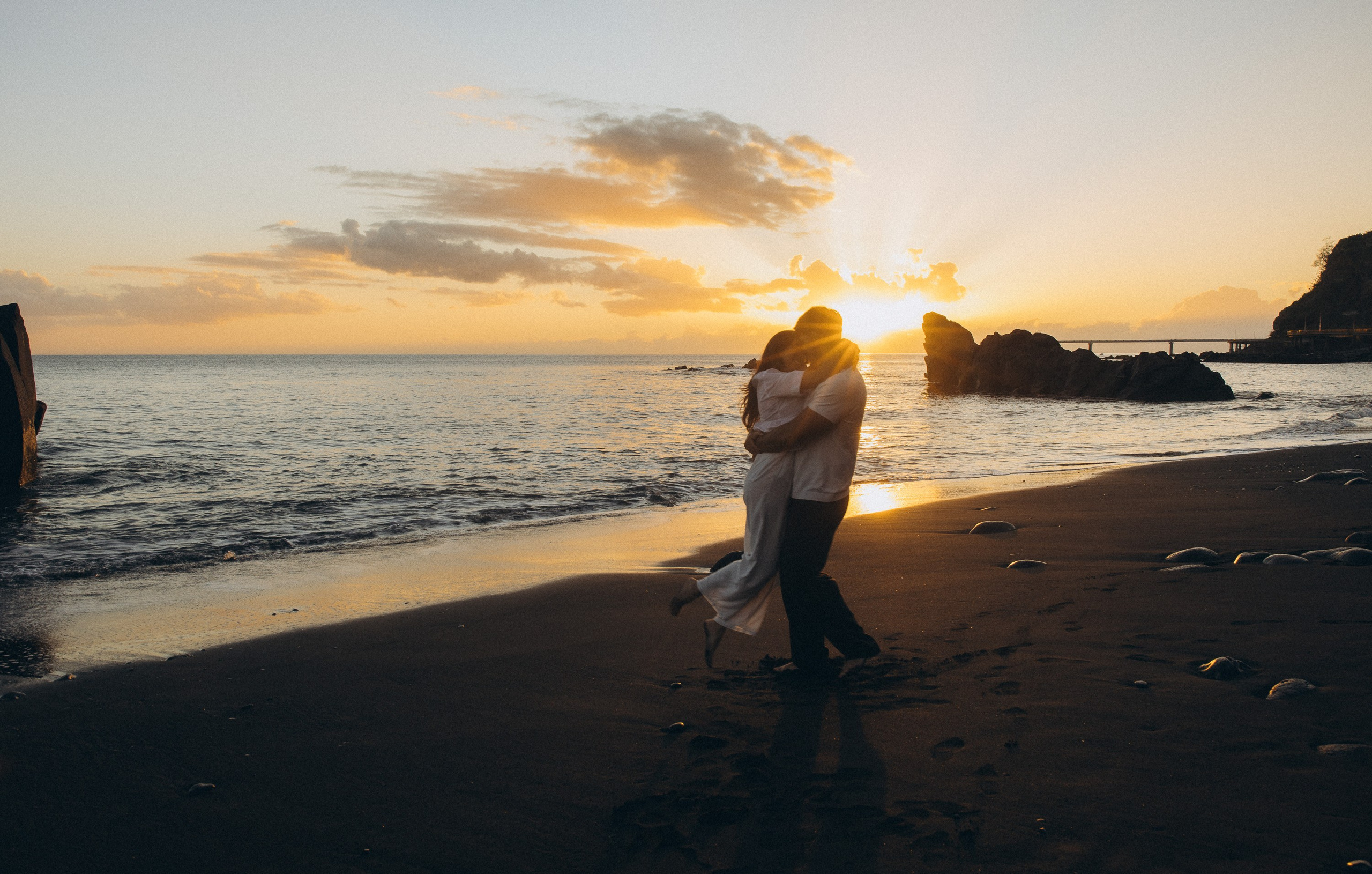 Mini photoshoot in Madeira at sunset — natural couple photography on the beach.