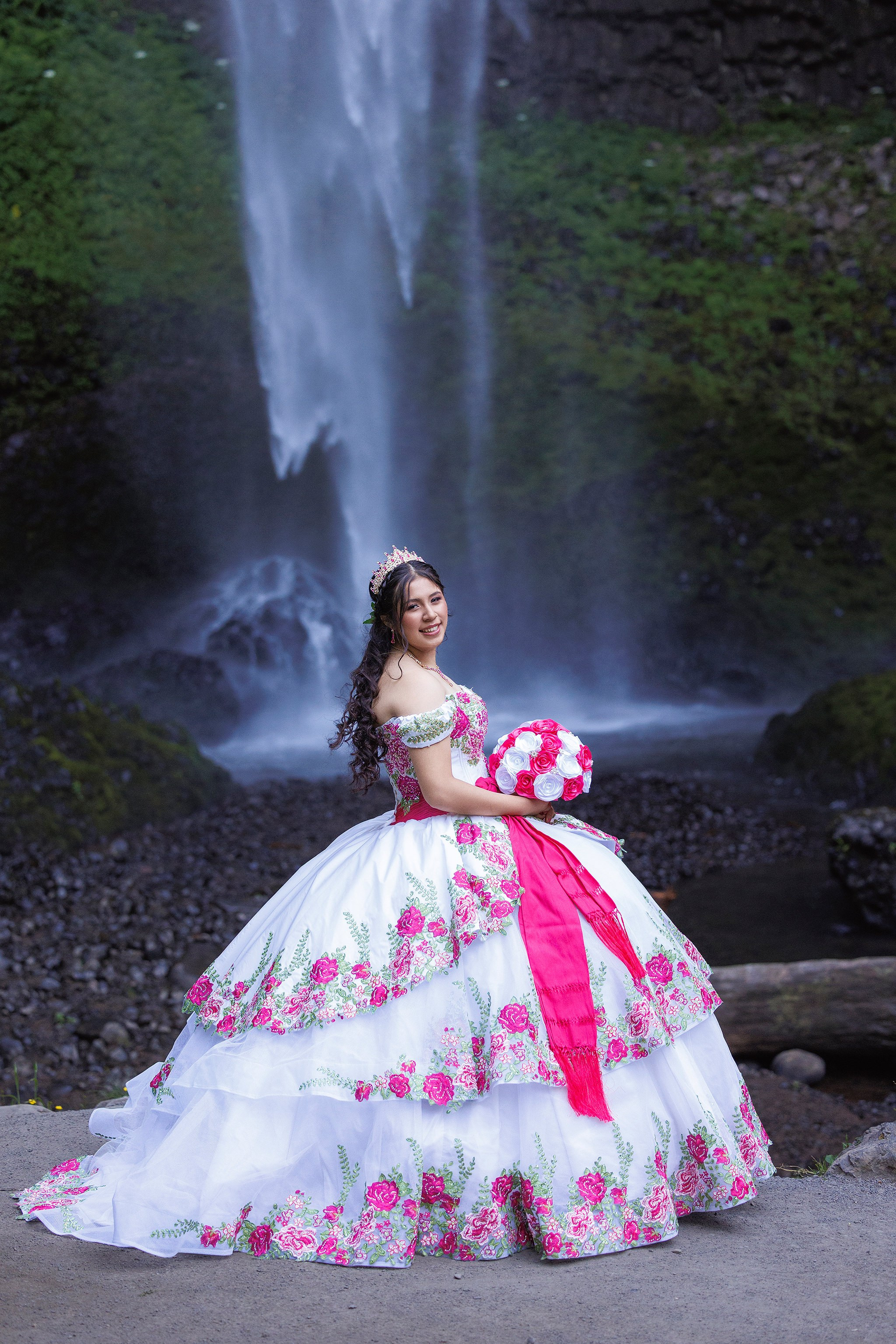 The 5 Best Quinceañera Photoshoot Locations in Oregon. Fotógrafo de Quinceañeras en Portland | Fotografía de Quince Años en Oregon y Washington