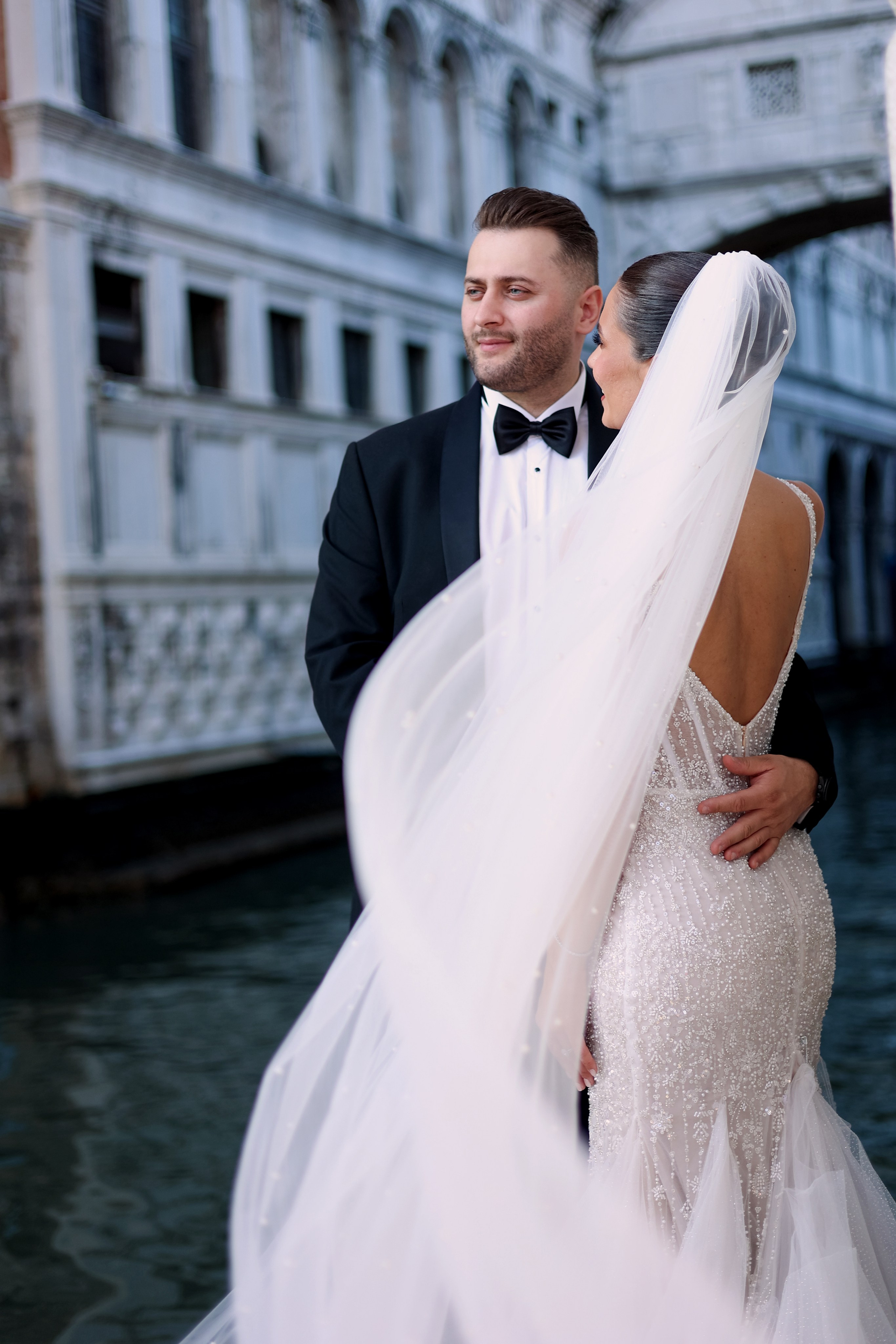 Bride and groom enjoying a romantic photoshoot in Venice