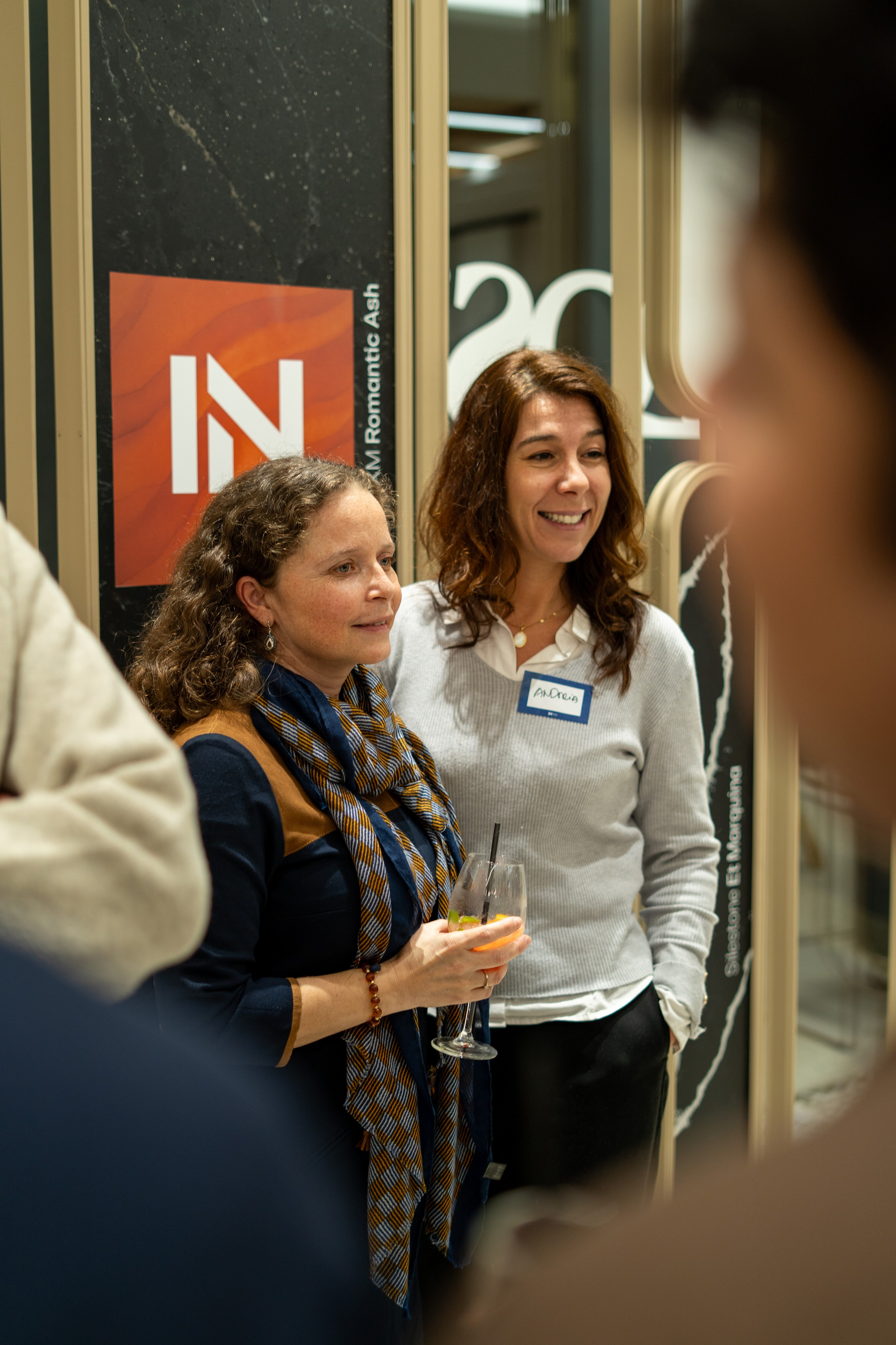 Serviços. Frames by Giovani Braga