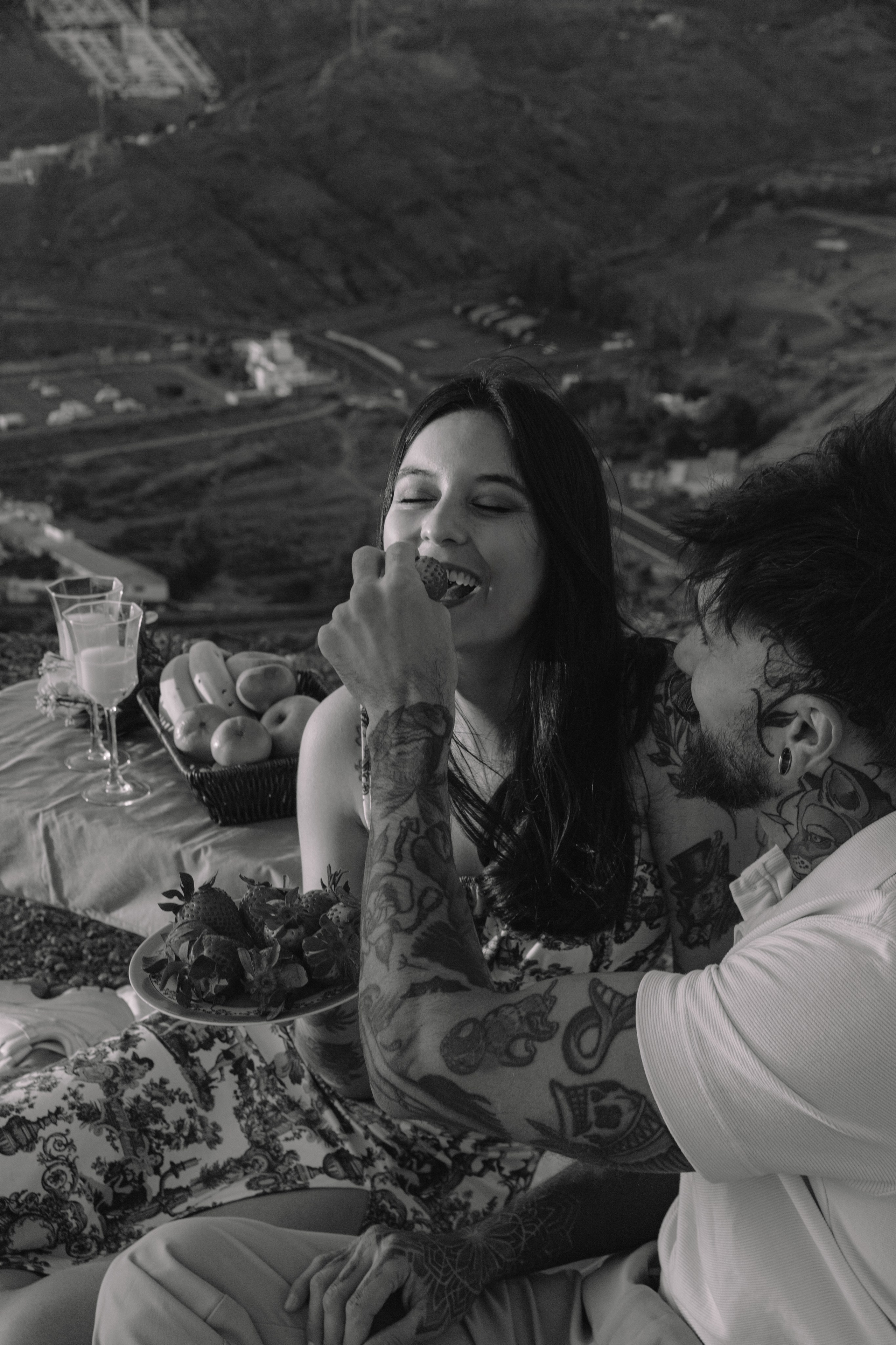 Stunning photo of a couple during sunset in Crete