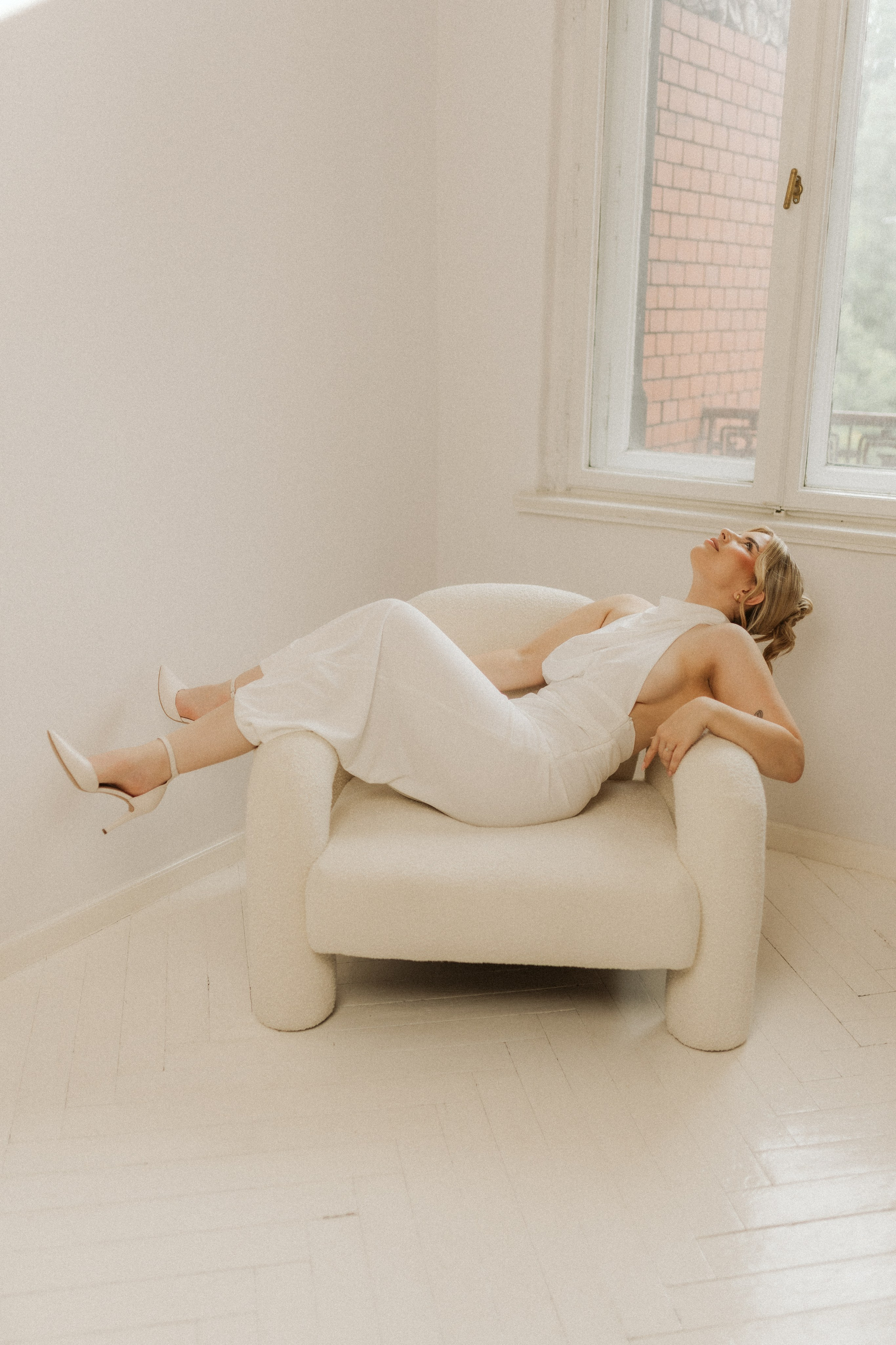 minimalistyczna sesja narzeczeńska studio