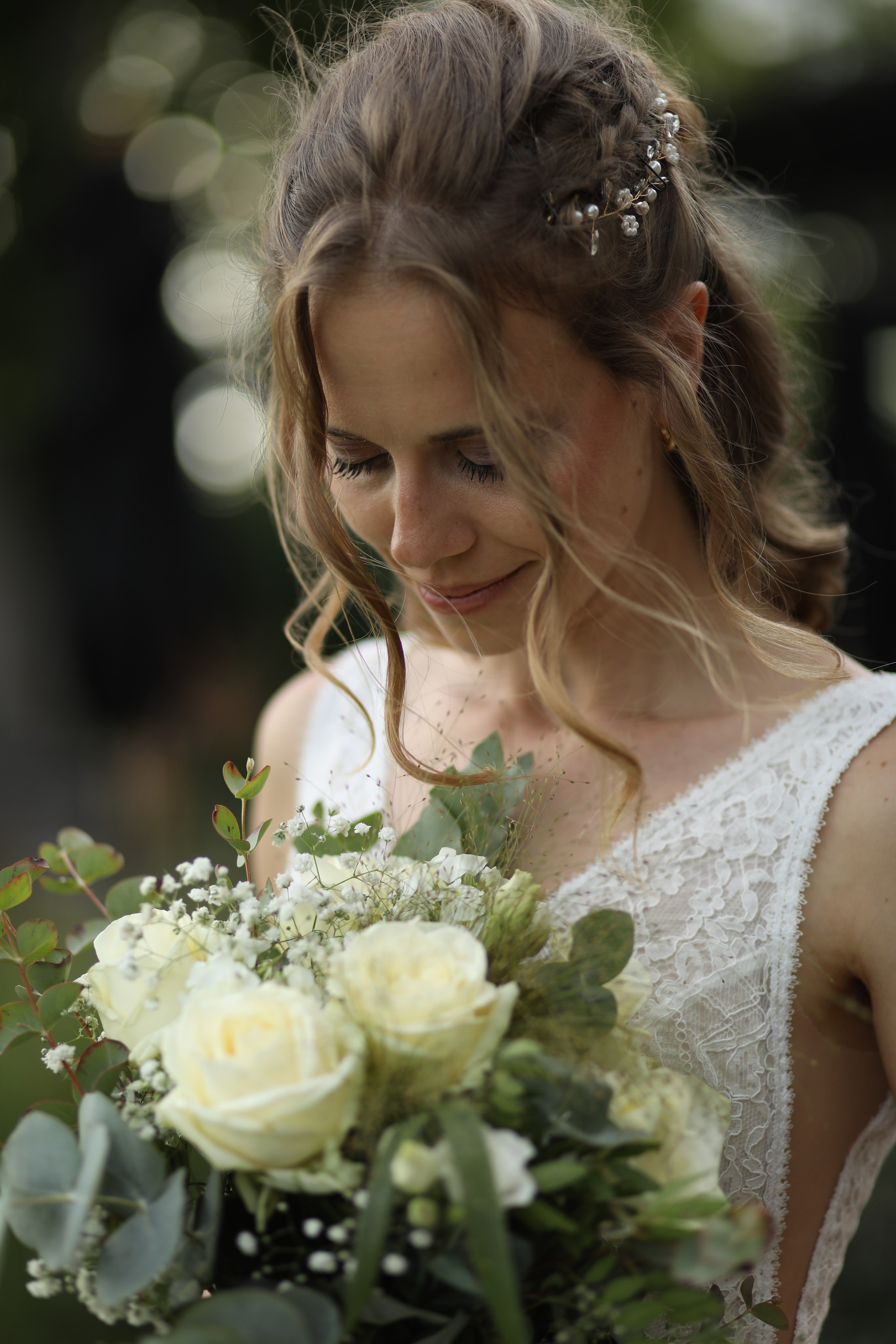 Natürliches Paarshooting über den Weinbergen der Burg Schwarzenstein – Hochzeitsfotografin Frankfurt am Main
